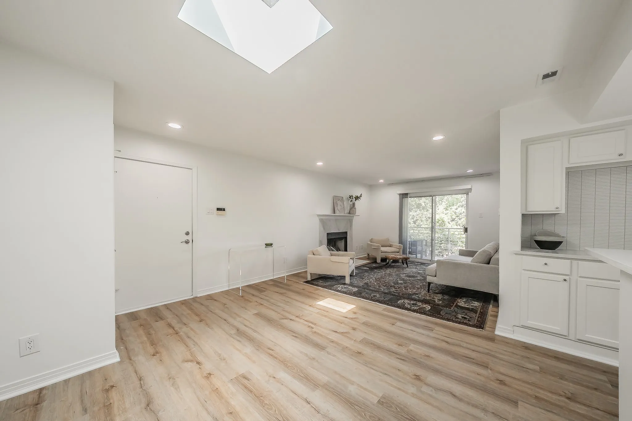 Condominium For Rent in Dallas County , 3711 Holland Avenue 303, Dallas, Texas 75219, 2 Bedroom, 2 Bathroom, Garage spaces, 1,062 Sqft, built in 1968, mls#21396933, Real Estate Agent in Dallas, Homes For Rent in Dallas county, Homes For Rent in Dallas, Realtor in Dallas Texas, Real Estate Brokerage Independent Realty Texas, Luminita Cordes Realtor