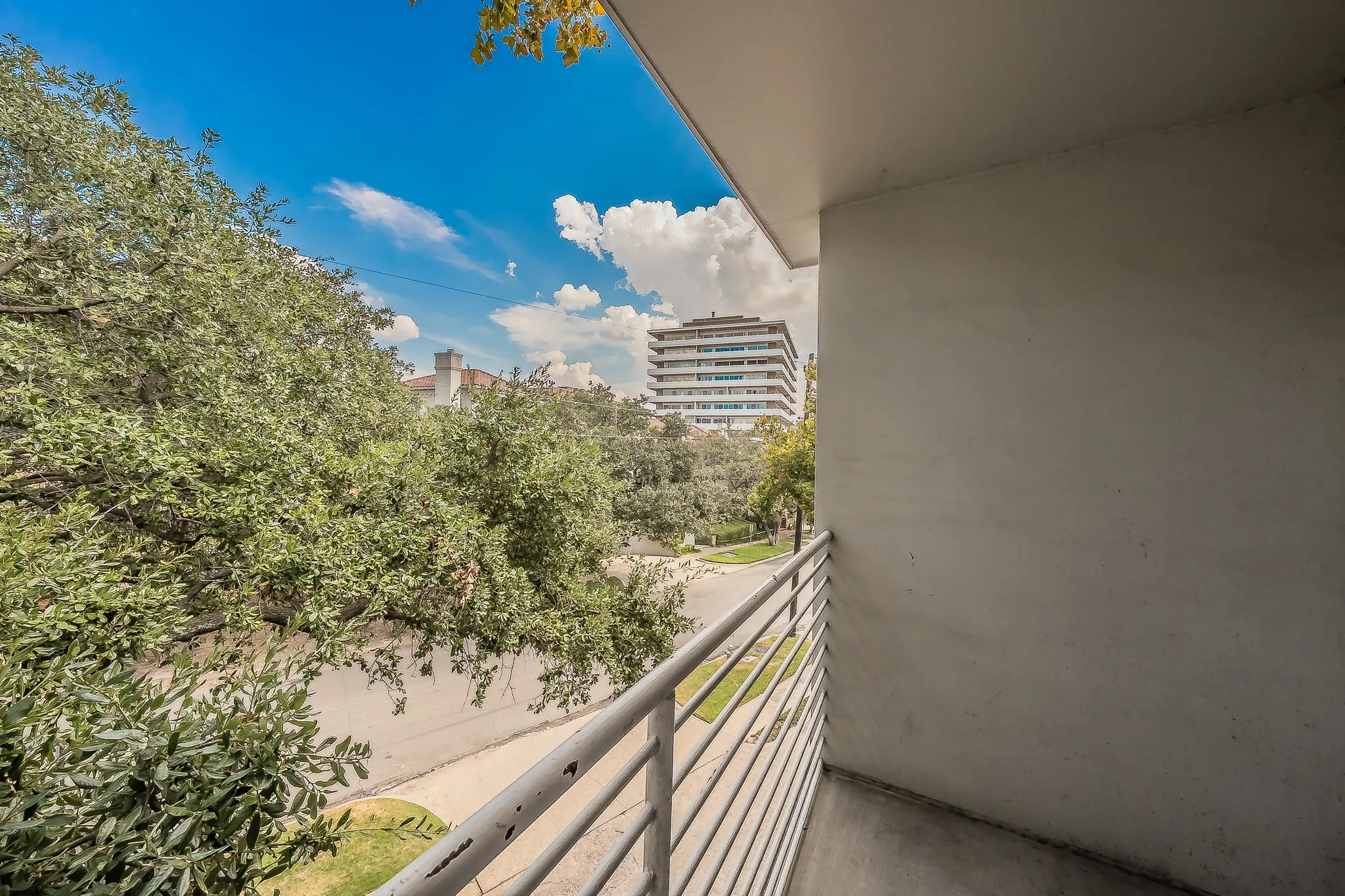 Condominium For Rent in Dallas County , 3711 Holland Avenue 303, Dallas, Texas 75219, 2 Bedroom, 2 Bathroom, Garage spaces, 1,062 Sqft, built in 1968, mls#21396933, Real Estate Agent in Dallas, Homes For Rent in Dallas county, Homes For Rent in Dallas, Realtor in Dallas Texas, Real Estate Brokerage Independent Realty Texas, Luminita Cordes Realtor