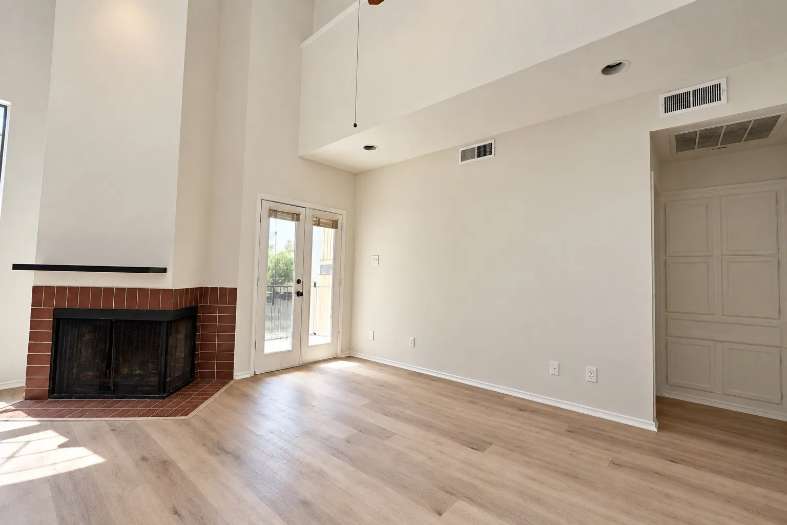 Condominium For Rent in Dallas County , 4414 Point Boulevard 216, Garland, Texas 75043, 2 Bedroom, 2 Bathroom, Garage spaces, 888 Sqft, built in 1983, mls#21396935, Real Estate Agent in Garland, Homes For Rent in Dallas county, Homes For Rent in Garland, Realtor in Garland Texas, Real Estate Brokerage Independent Realty Texas, Luminita Cordes Realtor