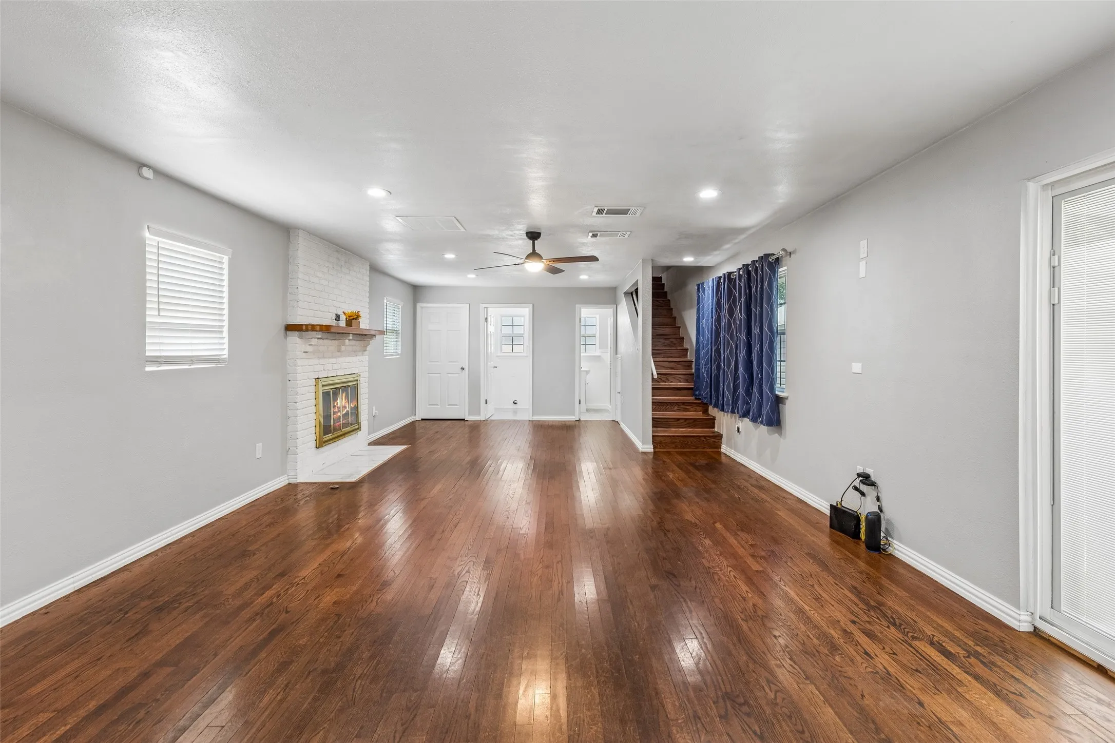 Single Family Residence For Sale in Dallas County , 4227 Shelley Boulevard, Dallas, Texas 75211, 4 Bedroom, 2 Bathroom, 2 Garage spaces, 2,048 Sqft, built in 1948, mls#21394239, Real Estate Agent in Dallas, Homes For Sale in Dallas county, Homes For Sale in Dallas, Realtor in Dallas Texas, Real Estate Brokerage Independent Realty Texas, Luminita Cordes Realtor