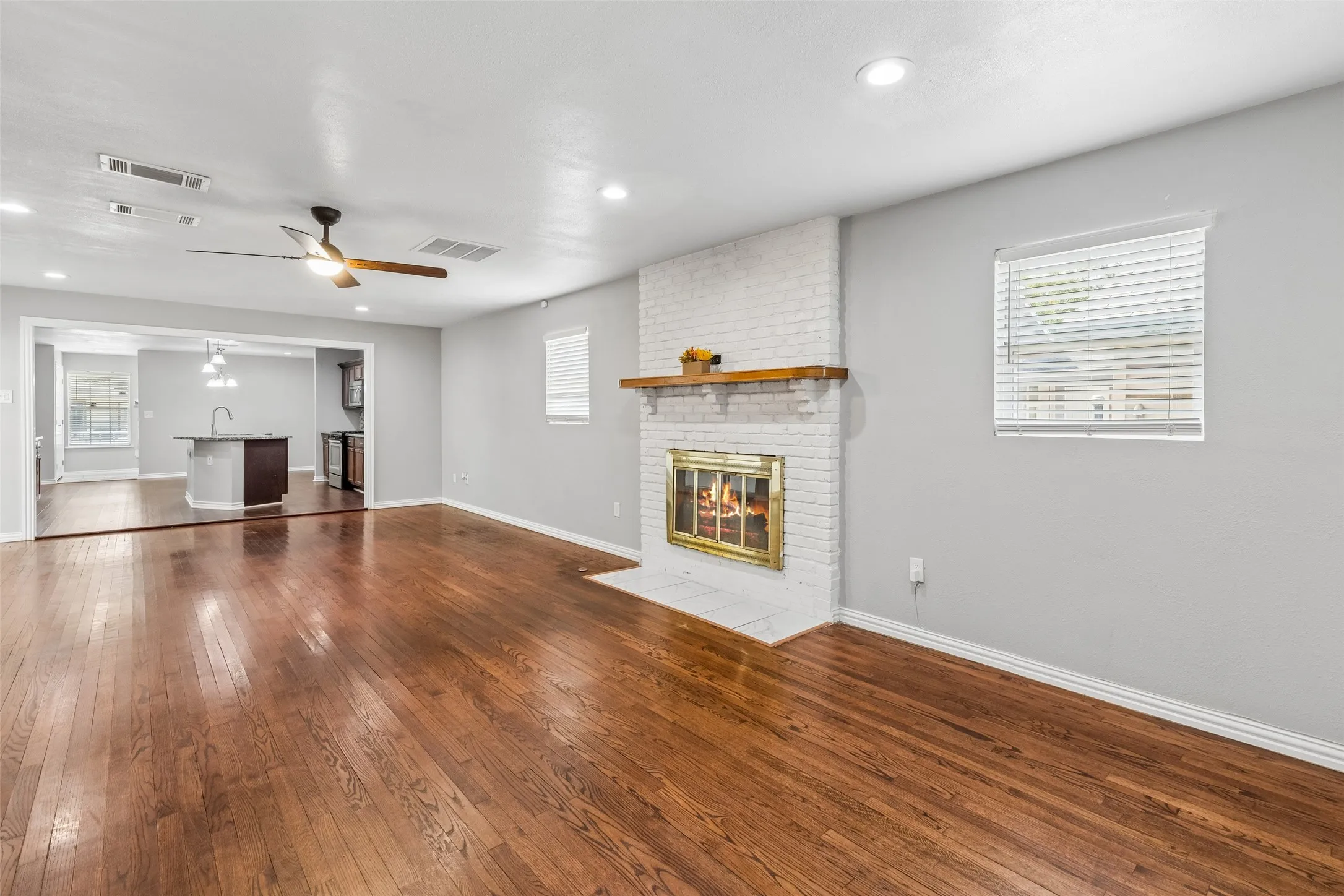 Single Family Residence For Sale in Dallas County , 4227 Shelley Boulevard, Dallas, Texas 75211, 4 Bedroom, 2 Bathroom, 2 Garage spaces, 2,048 Sqft, built in 1948, mls#21394239, Real Estate Agent in Dallas, Homes For Sale in Dallas county, Homes For Sale in Dallas, Realtor in Dallas Texas, Real Estate Brokerage Independent Realty Texas, Luminita Cordes Realtor