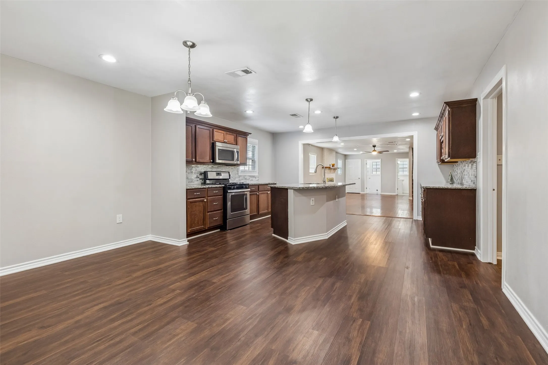 Single Family Residence For Sale in Dallas County , 4227 Shelley Boulevard, Dallas, Texas 75211, 4 Bedroom, 2 Bathroom, 2 Garage spaces, 2,048 Sqft, built in 1948, mls#21394239, Real Estate Agent in Dallas, Homes For Sale in Dallas county, Homes For Sale in Dallas, Realtor in Dallas Texas, Real Estate Brokerage Independent Realty Texas, Luminita Cordes Realtor