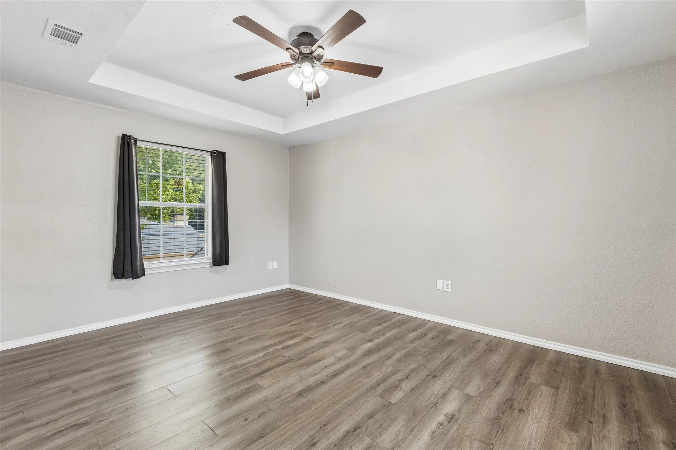 Single Family Residence For Sale in Dallas County , 4227 Shelley Boulevard, Dallas, Texas 75211, 4 Bedroom, 2 Bathroom, 2 Garage spaces, 2,048 Sqft, built in 1948, mls#21394239, Real Estate Agent in Dallas, Homes For Sale in Dallas county, Homes For Sale in Dallas, Realtor in Dallas Texas, Real Estate Brokerage Independent Realty Texas, Luminita Cordes Realtor