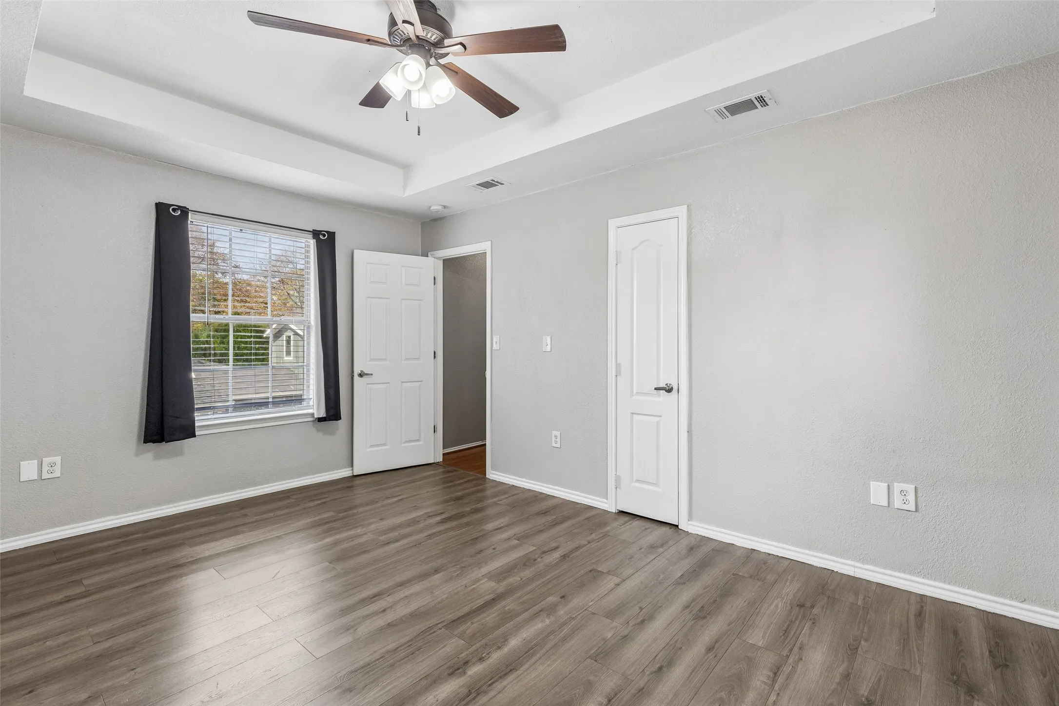 Single Family Residence For Sale in Dallas County , 4227 Shelley Boulevard, Dallas, Texas 75211, 4 Bedroom, 2 Bathroom, 2 Garage spaces, 2,048 Sqft, built in 1948, mls#21394239, Real Estate Agent in Dallas, Homes For Sale in Dallas county, Homes For Sale in Dallas, Realtor in Dallas Texas, Real Estate Brokerage Independent Realty Texas, Luminita Cordes Realtor