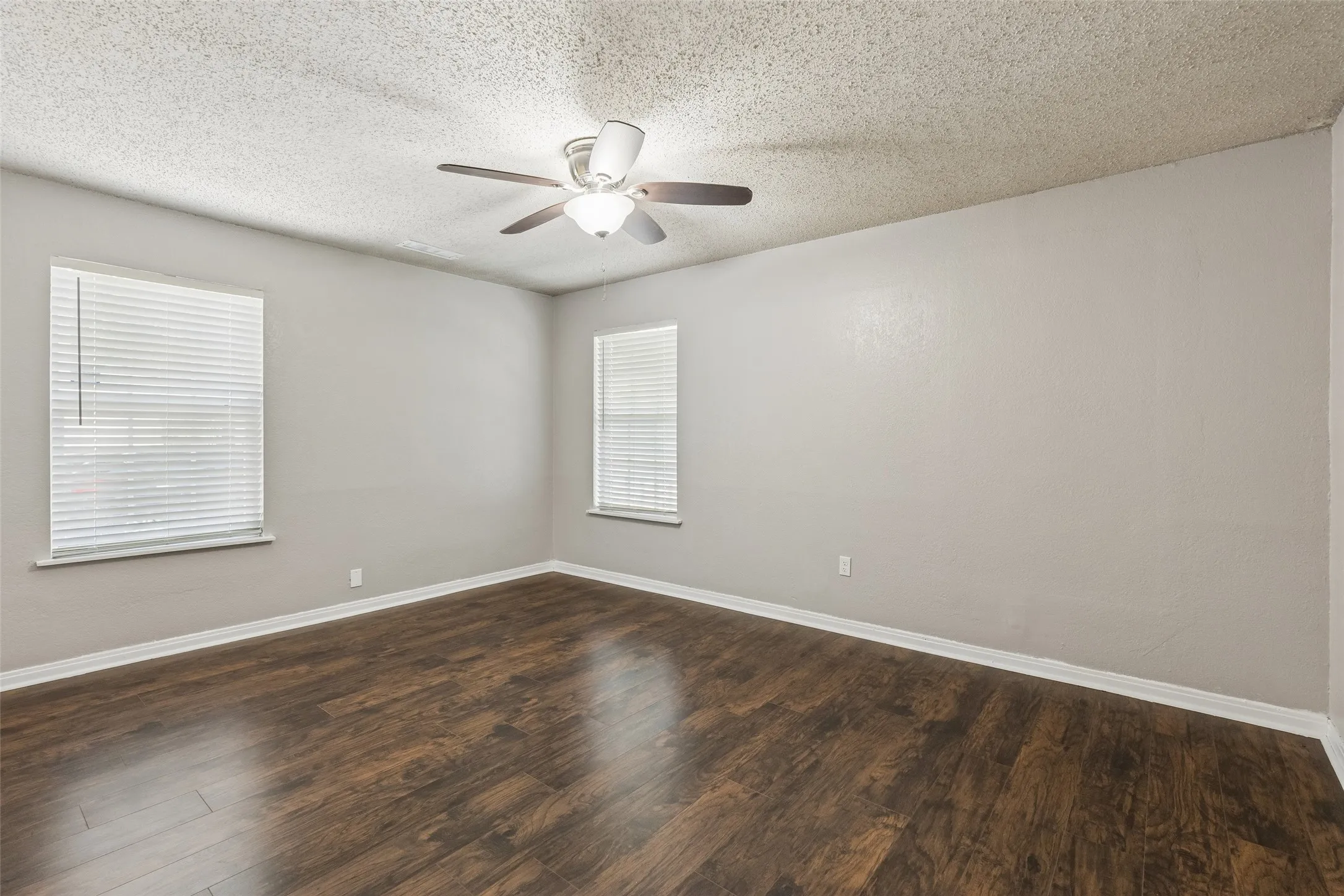 Single Family Residence For Sale in Dallas County , 4227 Shelley Boulevard, Dallas, Texas 75211, 4 Bedroom, 2 Bathroom, 2 Garage spaces, 2,048 Sqft, built in 1948, mls#21394239, Real Estate Agent in Dallas, Homes For Sale in Dallas county, Homes For Sale in Dallas, Realtor in Dallas Texas, Real Estate Brokerage Independent Realty Texas, Luminita Cordes Realtor