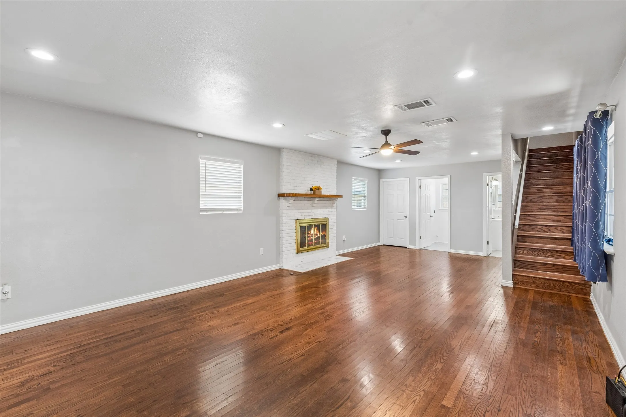 Single Family Residence For Sale in Dallas County , 4227 Shelley Boulevard, Dallas, Texas 75211, 4 Bedroom, 2 Bathroom, 2 Garage spaces, 2,048 Sqft, built in 1948, mls#21394239, Real Estate Agent in Dallas, Homes For Sale in Dallas county, Homes For Sale in Dallas, Realtor in Dallas Texas, Real Estate Brokerage Independent Realty Texas, Luminita Cordes Realtor