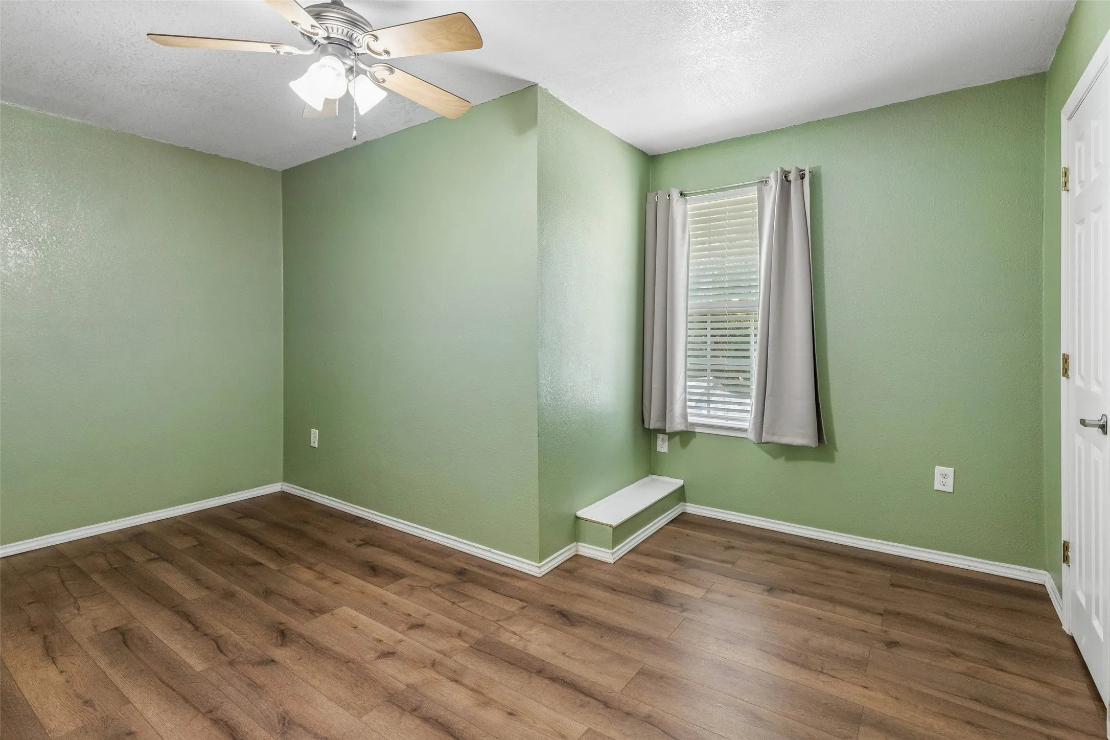 Single Family Residence For Sale in Dallas County , 4227 Shelley Boulevard, Dallas, Texas 75211, 4 Bedroom, 2 Bathroom, 2 Garage spaces, 2,048 Sqft, built in 1948, mls#21394239, Real Estate Agent in Dallas, Homes For Sale in Dallas county, Homes For Sale in Dallas, Realtor in Dallas Texas, Real Estate Brokerage Independent Realty Texas, Luminita Cordes Realtor