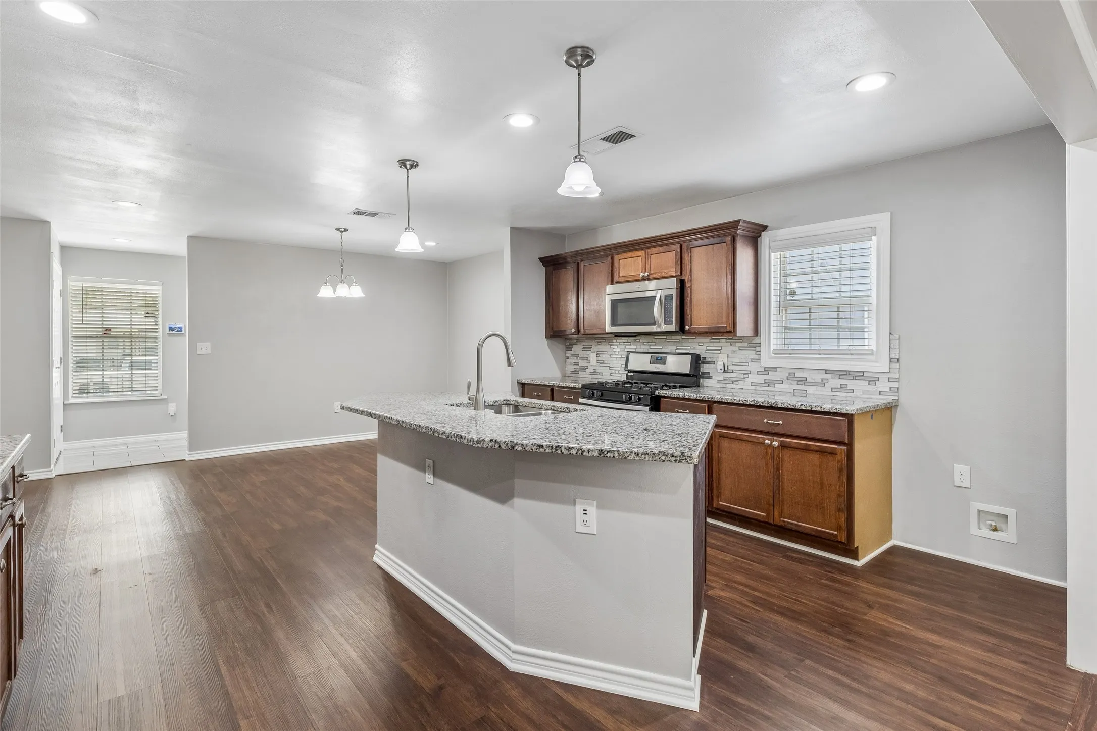 Single Family Residence For Sale in Dallas County , 4227 Shelley Boulevard, Dallas, Texas 75211, 4 Bedroom, 2 Bathroom, 2 Garage spaces, 2,048 Sqft, built in 1948, mls#21394239, Real Estate Agent in Dallas, Homes For Sale in Dallas county, Homes For Sale in Dallas, Realtor in Dallas Texas, Real Estate Brokerage Independent Realty Texas, Luminita Cordes Realtor