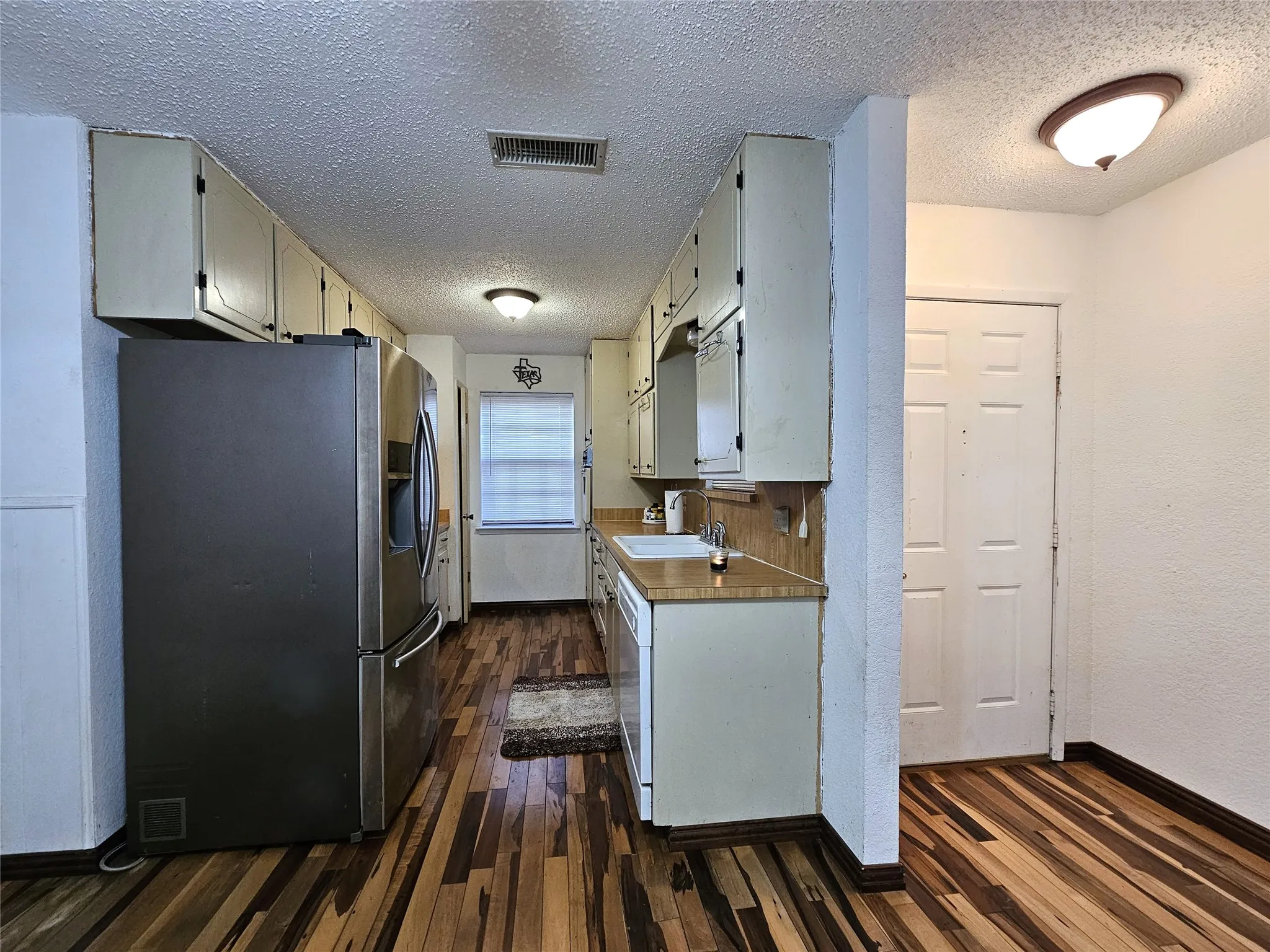 Single Family Residence For Sale in Tarrant County , 6208 Brookside Drive, Watauga, Texas 76148, 3 Bedroom, 2 Bathroom, 2 Garage spaces, 1,281 Sqft, built in 1979, mls#21396911, Real Estate Agent in Watauga, Homes For Sale in Tarrant county, Homes For Sale in Watauga, Realtor in Watauga Texas, Real Estate Brokerage Independent Realty Texas, Luminita Cordes Realtor