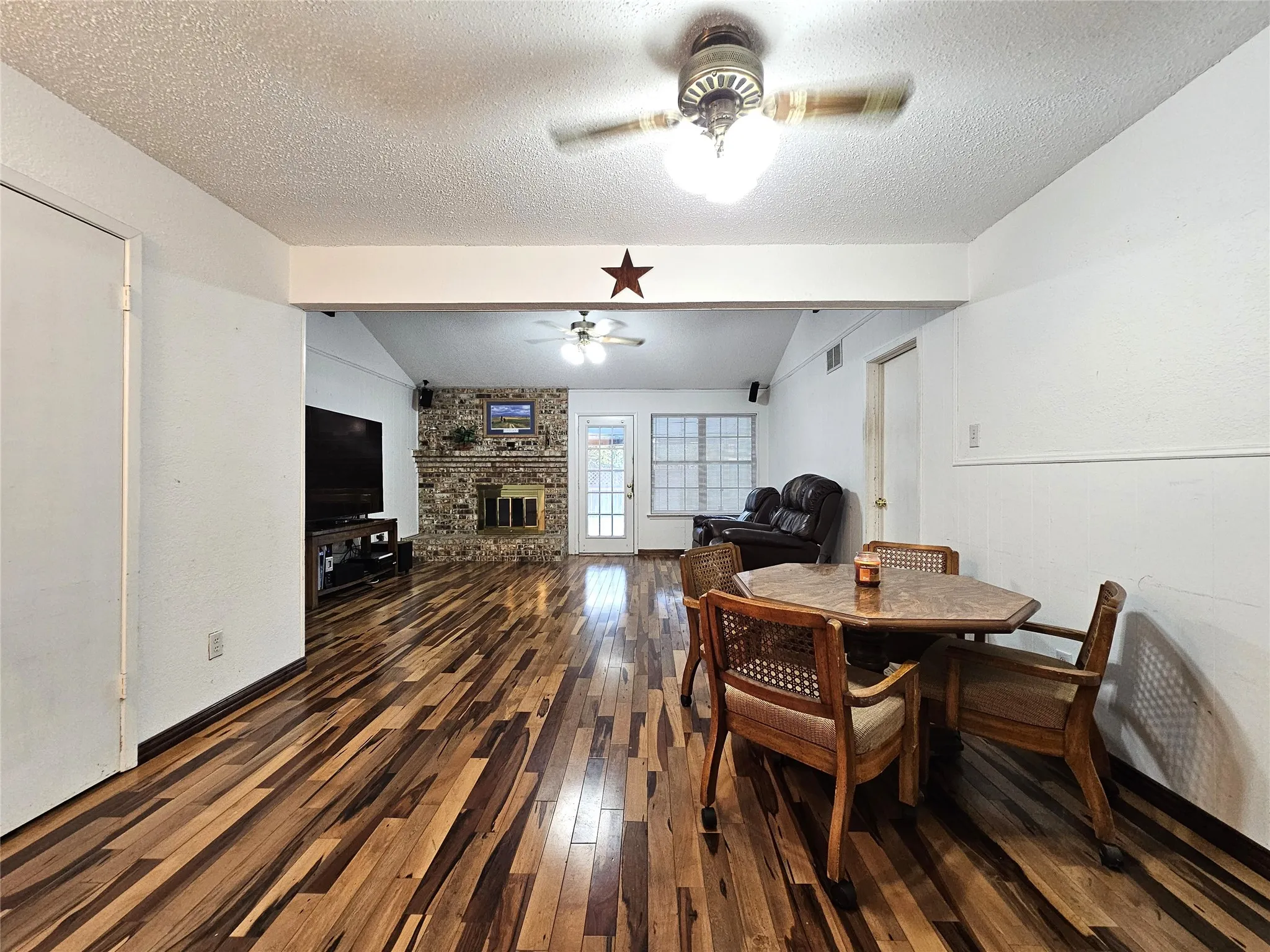 Single Family Residence For Sale in Tarrant County , 6208 Brookside Drive, Watauga, Texas 76148, 3 Bedroom, 2 Bathroom, 2 Garage spaces, 1,281 Sqft, built in 1979, mls#21396911, Real Estate Agent in Watauga, Homes For Sale in Tarrant county, Homes For Sale in Watauga, Realtor in Watauga Texas, Real Estate Brokerage Independent Realty Texas, Luminita Cordes Realtor