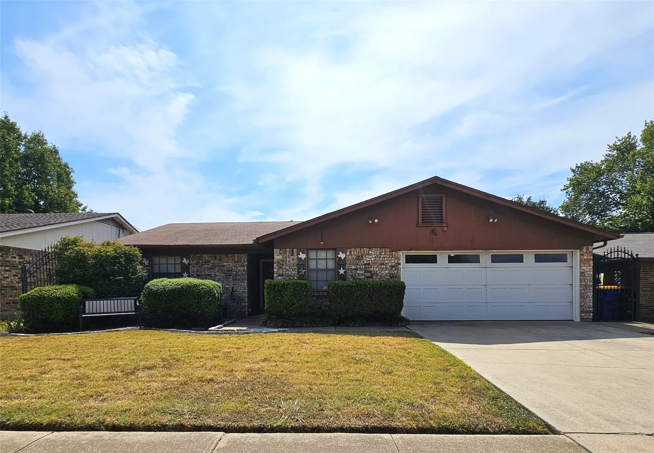 Single Family Residence For Sale in Tarrant County , 6208 Brookside Drive, Watauga, Texas 76148, 3 Bedroom, 2 Bathroom, 2 Garage spaces, 1,281 Sqft, built in 1979, mls#21396911, Real Estate Agent in Watauga, Homes For Sale in Tarrant county, Homes For Sale in Watauga, Realtor in Watauga Texas, Real Estate Brokerage Independent Realty Texas, Luminita Cordes Realtor