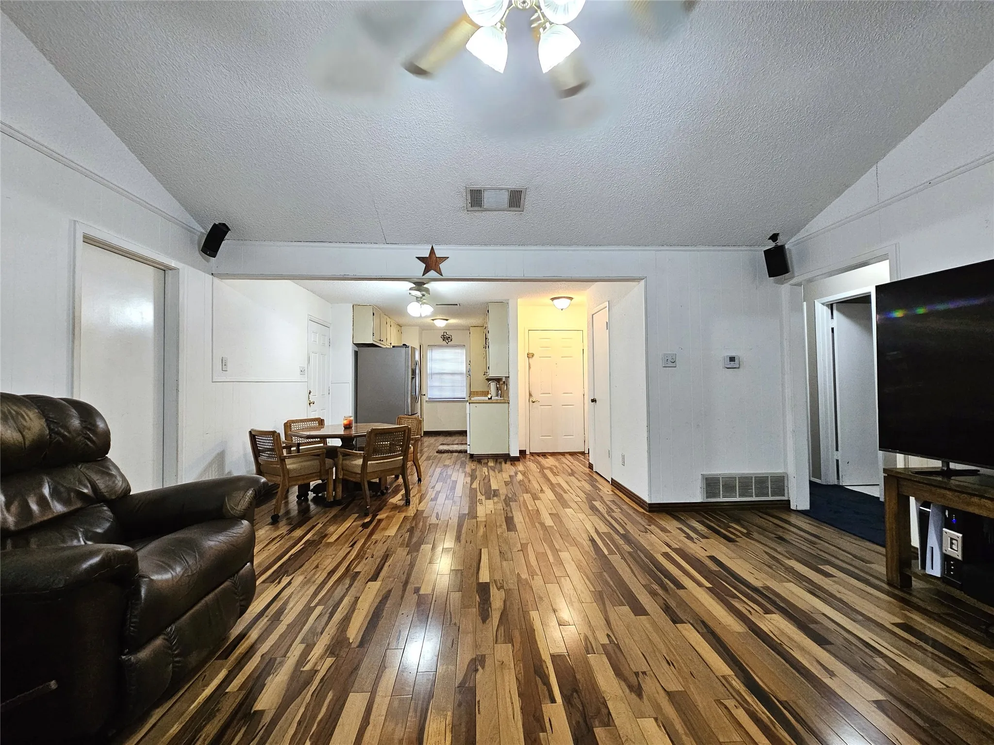 Single Family Residence For Sale in Tarrant County , 6208 Brookside Drive, Watauga, Texas 76148, 3 Bedroom, 2 Bathroom, 2 Garage spaces, 1,281 Sqft, built in 1979, mls#21396911, Real Estate Agent in Watauga, Homes For Sale in Tarrant county, Homes For Sale in Watauga, Realtor in Watauga Texas, Real Estate Brokerage Independent Realty Texas, Luminita Cordes Realtor