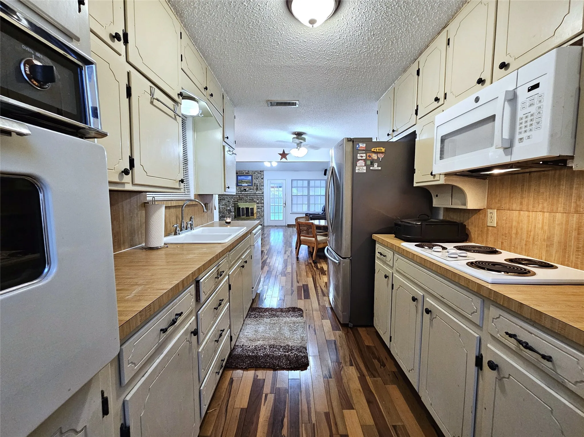 Single Family Residence For Sale in Tarrant County , 6208 Brookside Drive, Watauga, Texas 76148, 3 Bedroom, 2 Bathroom, 2 Garage spaces, 1,281 Sqft, built in 1979, mls#21396911, Real Estate Agent in Watauga, Homes For Sale in Tarrant county, Homes For Sale in Watauga, Realtor in Watauga Texas, Real Estate Brokerage Independent Realty Texas, Luminita Cordes Realtor