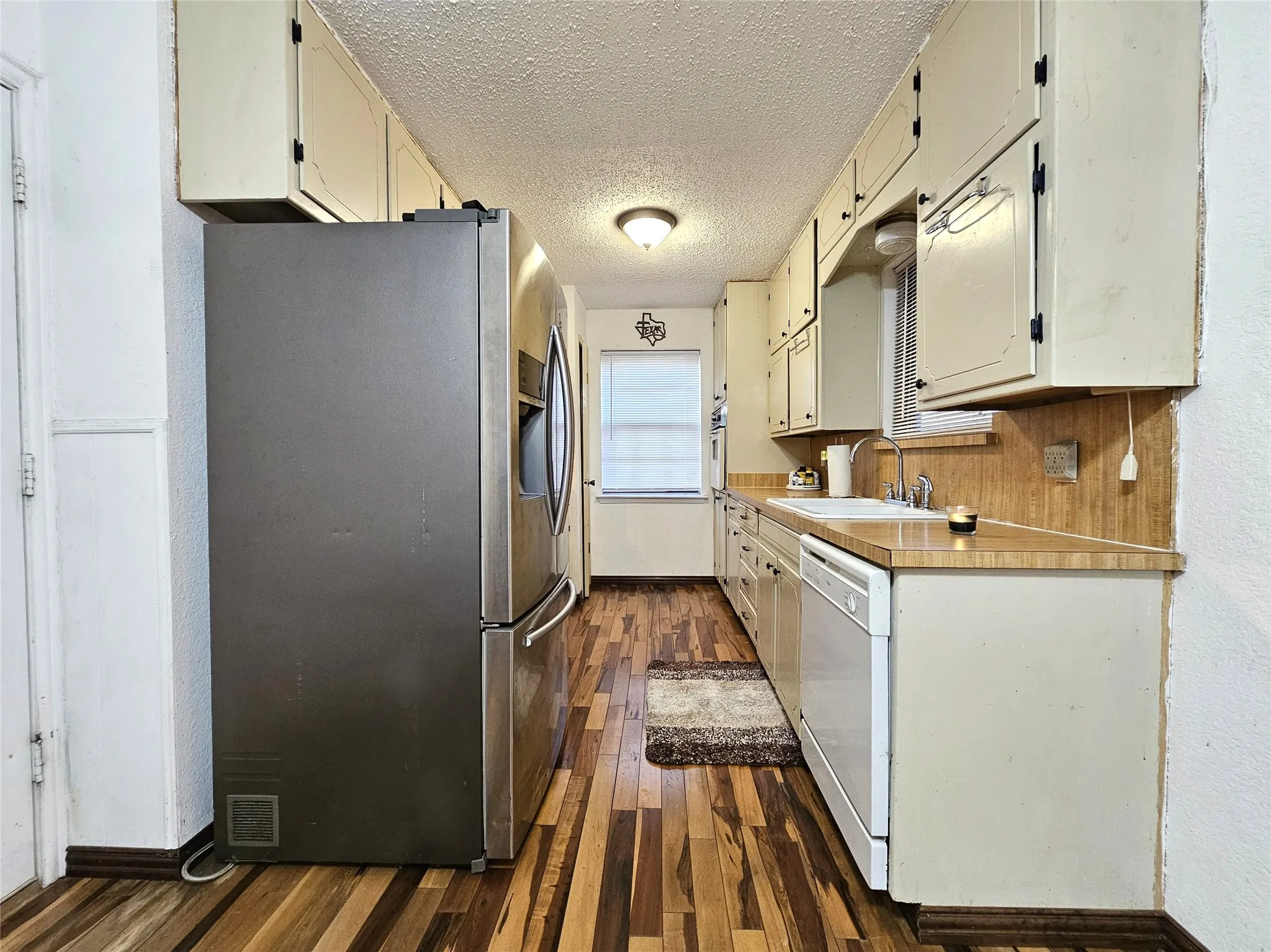 Single Family Residence For Sale in Tarrant County , 6208 Brookside Drive, Watauga, Texas 76148, 3 Bedroom, 2 Bathroom, 2 Garage spaces, 1,281 Sqft, built in 1979, mls#21396911, Real Estate Agent in Watauga, Homes For Sale in Tarrant county, Homes For Sale in Watauga, Realtor in Watauga Texas, Real Estate Brokerage Independent Realty Texas, Luminita Cordes Realtor