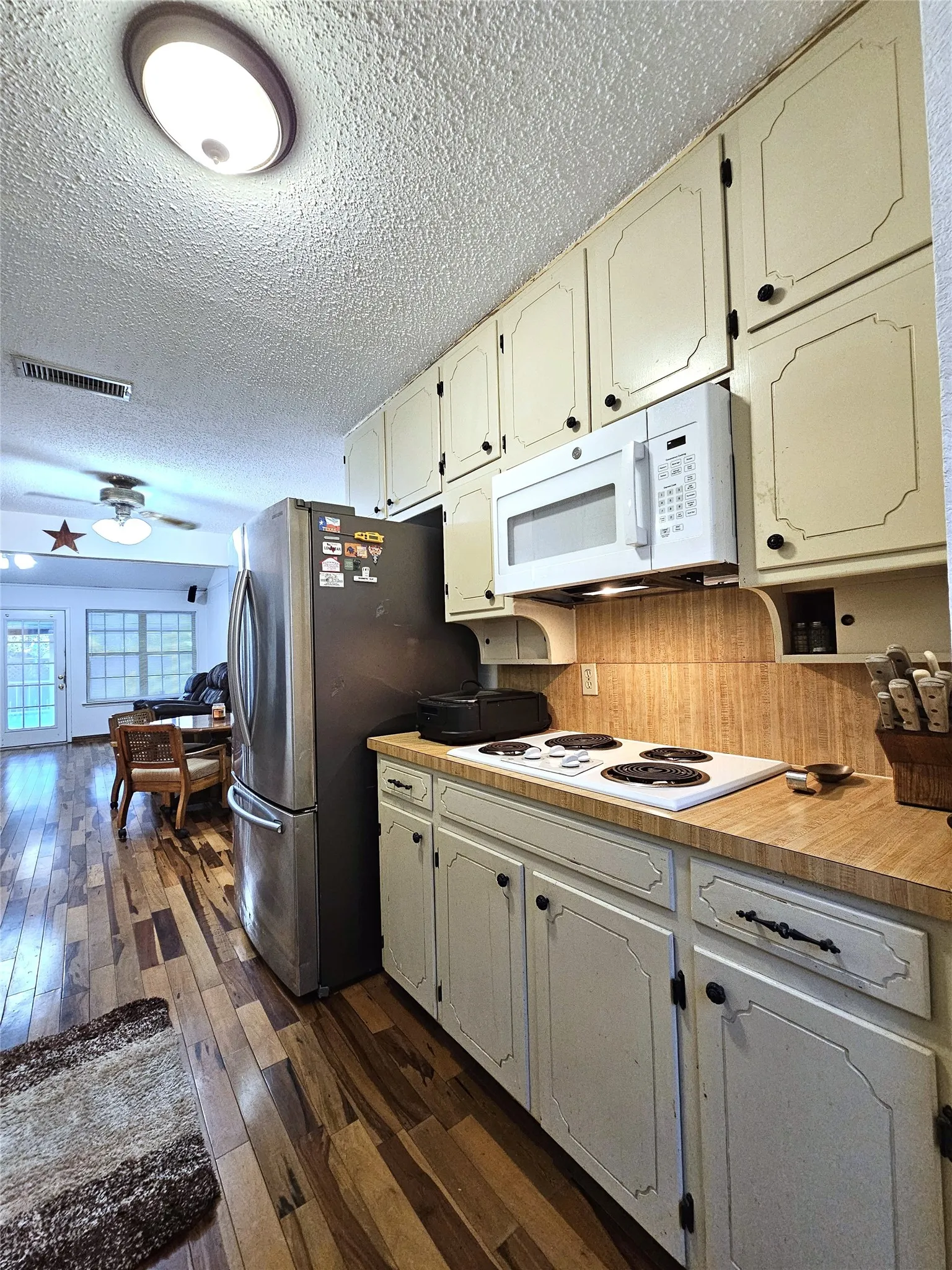 Single Family Residence For Sale in Tarrant County , 6208 Brookside Drive, Watauga, Texas 76148, 3 Bedroom, 2 Bathroom, 2 Garage spaces, 1,281 Sqft, built in 1979, mls#21396911, Real Estate Agent in Watauga, Homes For Sale in Tarrant county, Homes For Sale in Watauga, Realtor in Watauga Texas, Real Estate Brokerage Independent Realty Texas, Luminita Cordes Realtor
