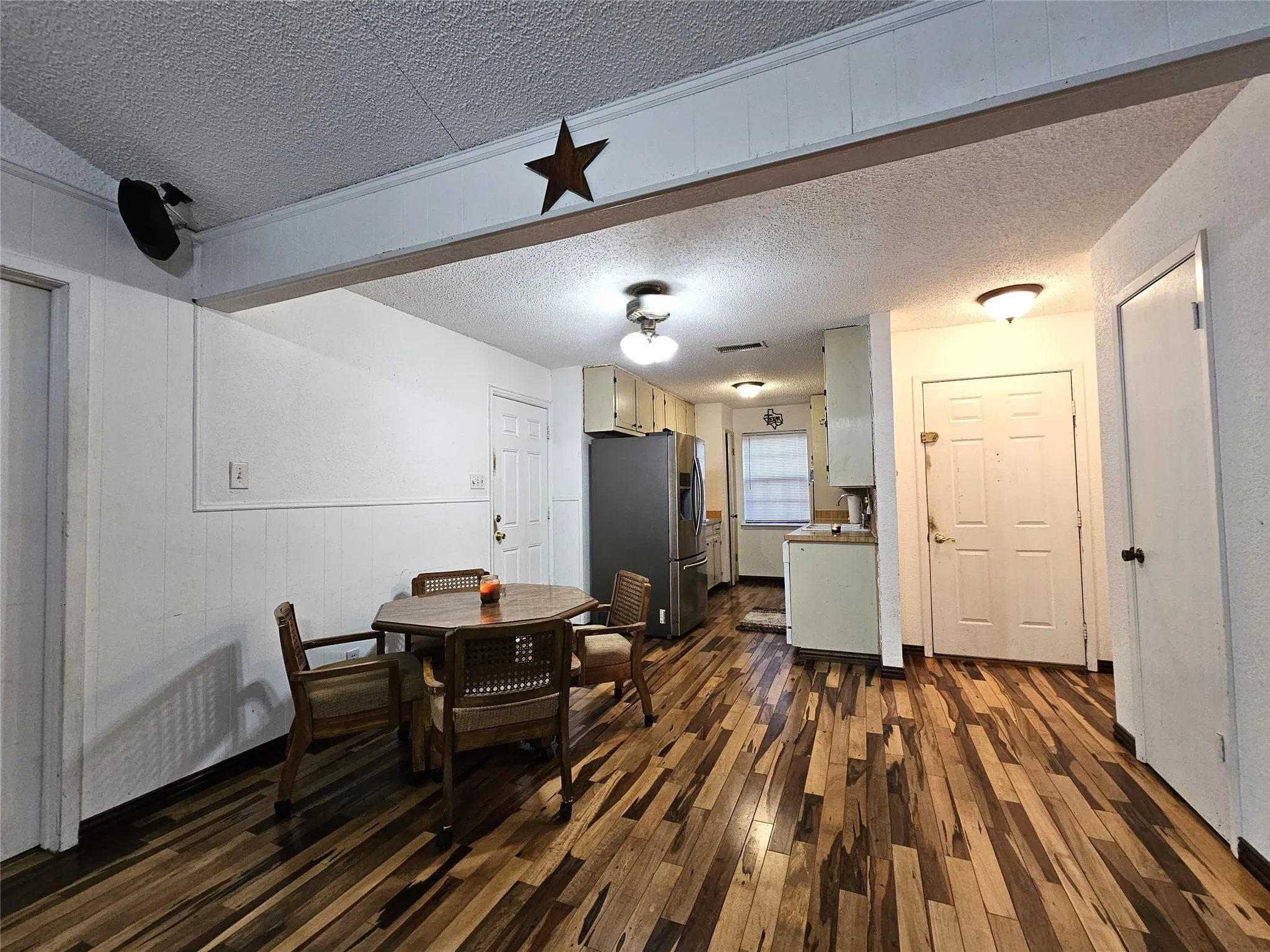 Single Family Residence For Sale in Tarrant County , 6208 Brookside Drive, Watauga, Texas 76148, 3 Bedroom, 2 Bathroom, 2 Garage spaces, 1,281 Sqft, built in 1979, mls#21396911, Real Estate Agent in Watauga, Homes For Sale in Tarrant county, Homes For Sale in Watauga, Realtor in Watauga Texas, Real Estate Brokerage Independent Realty Texas, Luminita Cordes Realtor