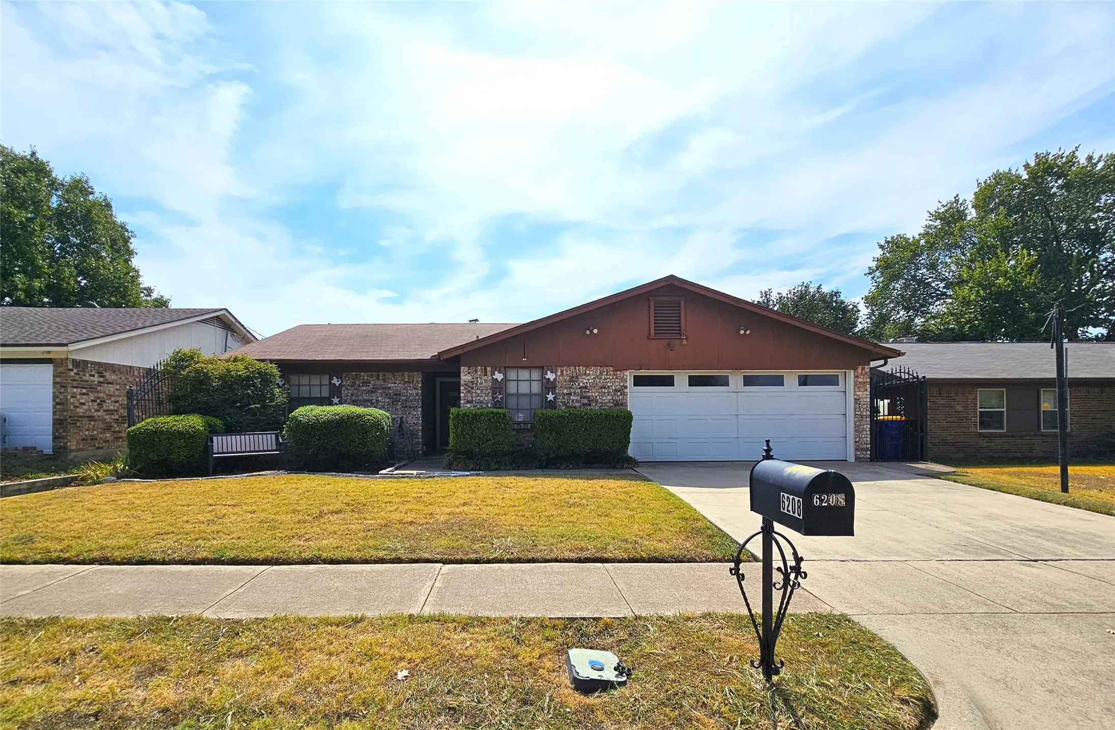 Single Family Residence For Sale in Tarrant County , 6208 Brookside Drive, Watauga, Texas 76148, 3 Bedroom, 2 Bathroom, 2 Garage spaces, 1,281 Sqft, built in 1979, mls#21396911, Real Estate Agent in Watauga, Homes For Sale in Tarrant county, Homes For Sale in Watauga, Realtor in Watauga Texas, Real Estate Brokerage Independent Realty Texas, Luminita Cordes Realtor
