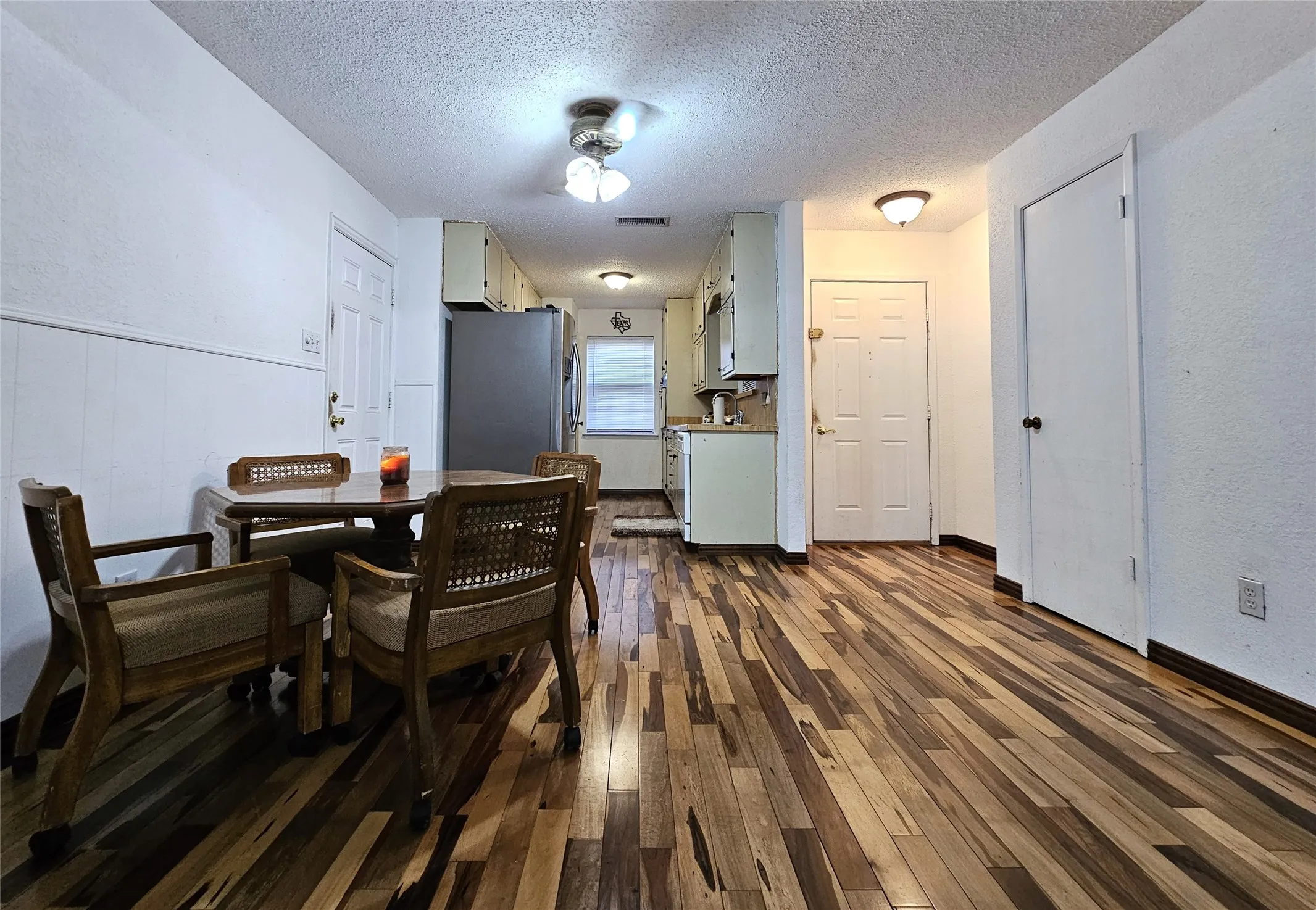 Single Family Residence For Sale in Tarrant County , 6208 Brookside Drive, Watauga, Texas 76148, 3 Bedroom, 2 Bathroom, 2 Garage spaces, 1,281 Sqft, built in 1979, mls#21396911, Real Estate Agent in Watauga, Homes For Sale in Tarrant county, Homes For Sale in Watauga, Realtor in Watauga Texas, Real Estate Brokerage Independent Realty Texas, Luminita Cordes Realtor