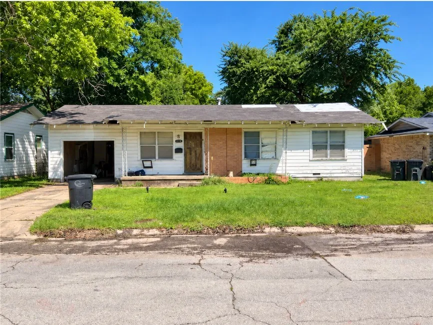 Single Family Residence For Sale in Johnson County , 910 Euclid Street, Cleburne, Texas 76033, 3 Bedroom, 1 Bathroom, 1 Garage spaces, 1,098 Sqft, built in 1965, mls#21396600, Real Estate Agent in Cleburne, Homes For Sale in Johnson county, Homes For Sale in Cleburne, Realtor in Cleburne Texas, Real Estate Brokerage Independent Realty Texas, Luminita Cordes Realtor