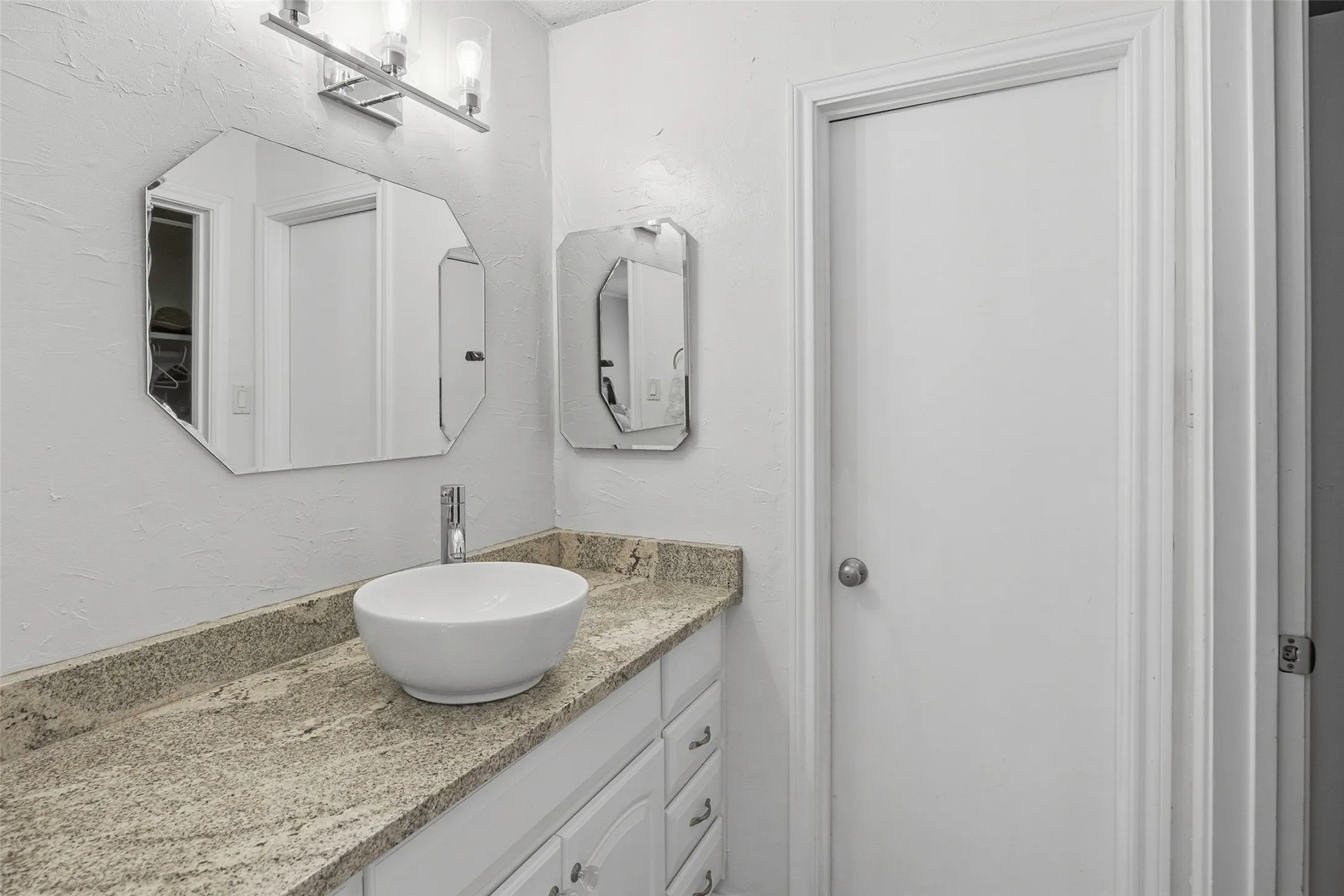 Condominium For Sale in Tarrant County , 1205 Roaring Springs Road 1205, Fort Worth, Texas 76114, 1 Bedroom, 1 Bathroom, Garage spaces, 908 Sqft, built in 1970, mls#21396740, Real Estate Agent in Fort Worth, Homes For Sale in Tarrant county, Homes For Sale in Fort Worth, Realtor in Fort Worth Texas, Real Estate Brokerage Independent Realty Texas, Luminita Cordes Realtor