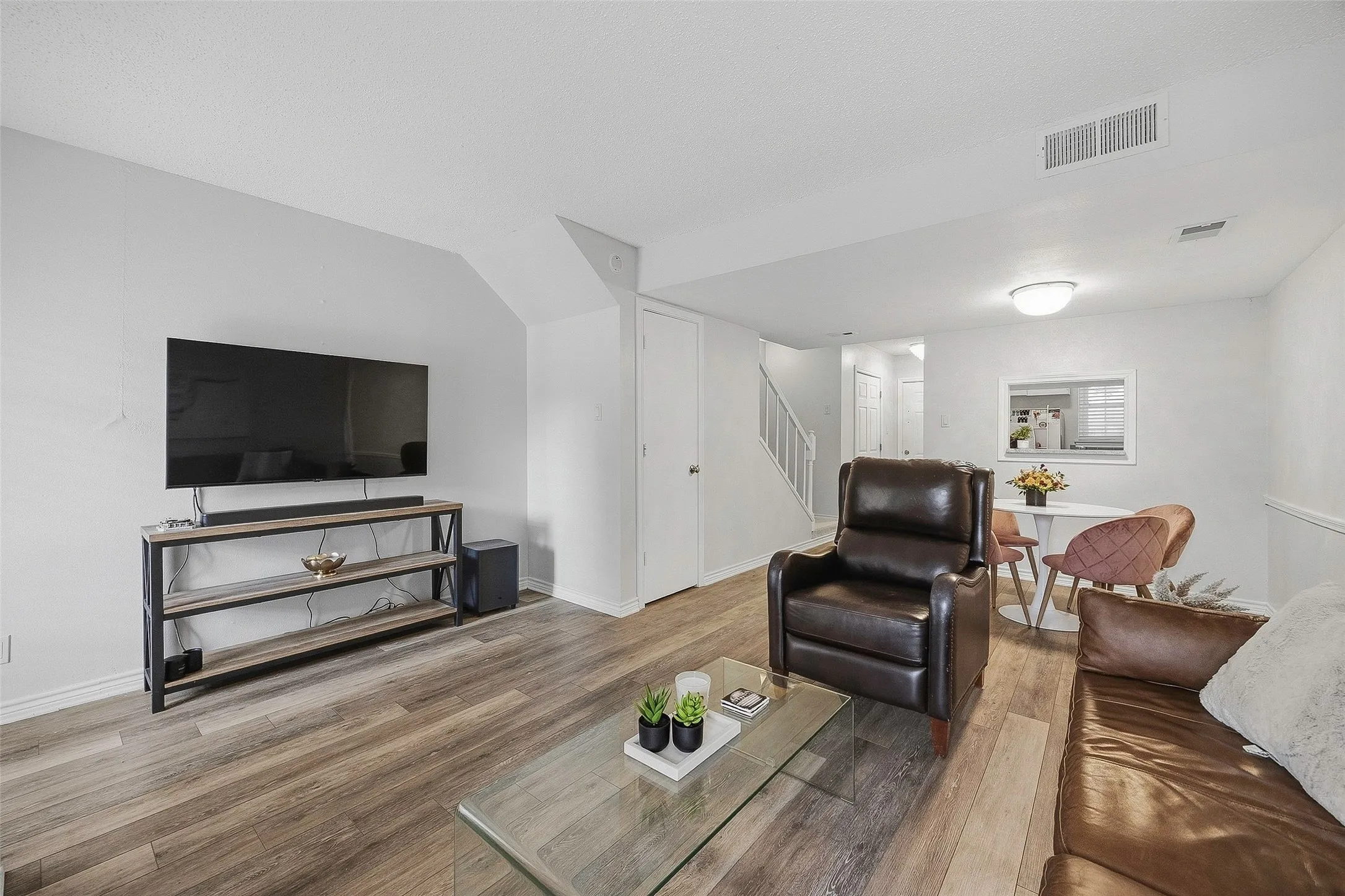 Condominium For Sale in Tarrant County , 1205 Roaring Springs Road 1205, Fort Worth, Texas 76114, 1 Bedroom, 1 Bathroom, Garage spaces, 908 Sqft, built in 1970, mls#21396740, Real Estate Agent in Fort Worth, Homes For Sale in Tarrant county, Homes For Sale in Fort Worth, Realtor in Fort Worth Texas, Real Estate Brokerage Independent Realty Texas, Luminita Cordes Realtor