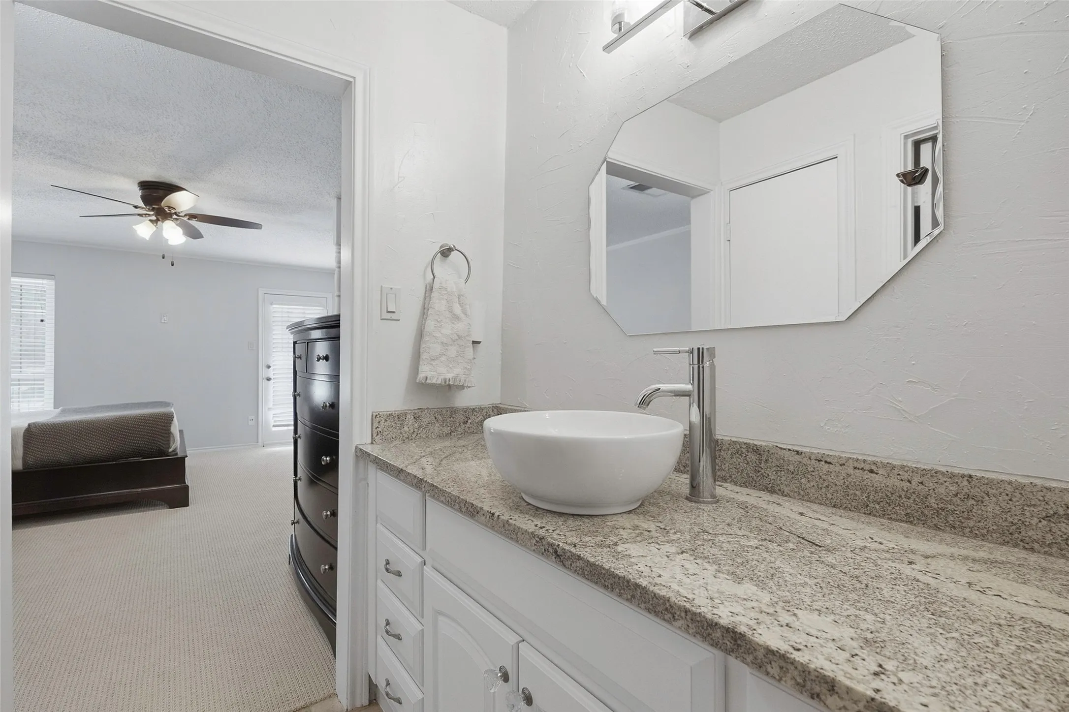 Condominium For Sale in Tarrant County , 1205 Roaring Springs Road 1205, Fort Worth, Texas 76114, 1 Bedroom, 1 Bathroom, Garage spaces, 908 Sqft, built in 1970, mls#21396740, Real Estate Agent in Fort Worth, Homes For Sale in Tarrant county, Homes For Sale in Fort Worth, Realtor in Fort Worth Texas, Real Estate Brokerage Independent Realty Texas, Luminita Cordes Realtor