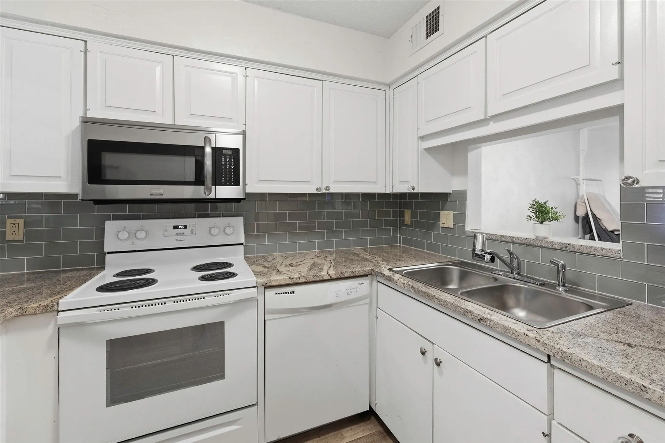 Condominium For Sale in Tarrant County , 1205 Roaring Springs Road 1205, Fort Worth, Texas 76114, 1 Bedroom, 1 Bathroom, Garage spaces, 908 Sqft, built in 1970, mls#21396740, Real Estate Agent in Fort Worth, Homes For Sale in Tarrant county, Homes For Sale in Fort Worth, Realtor in Fort Worth Texas, Real Estate Brokerage Independent Realty Texas, Luminita Cordes Realtor