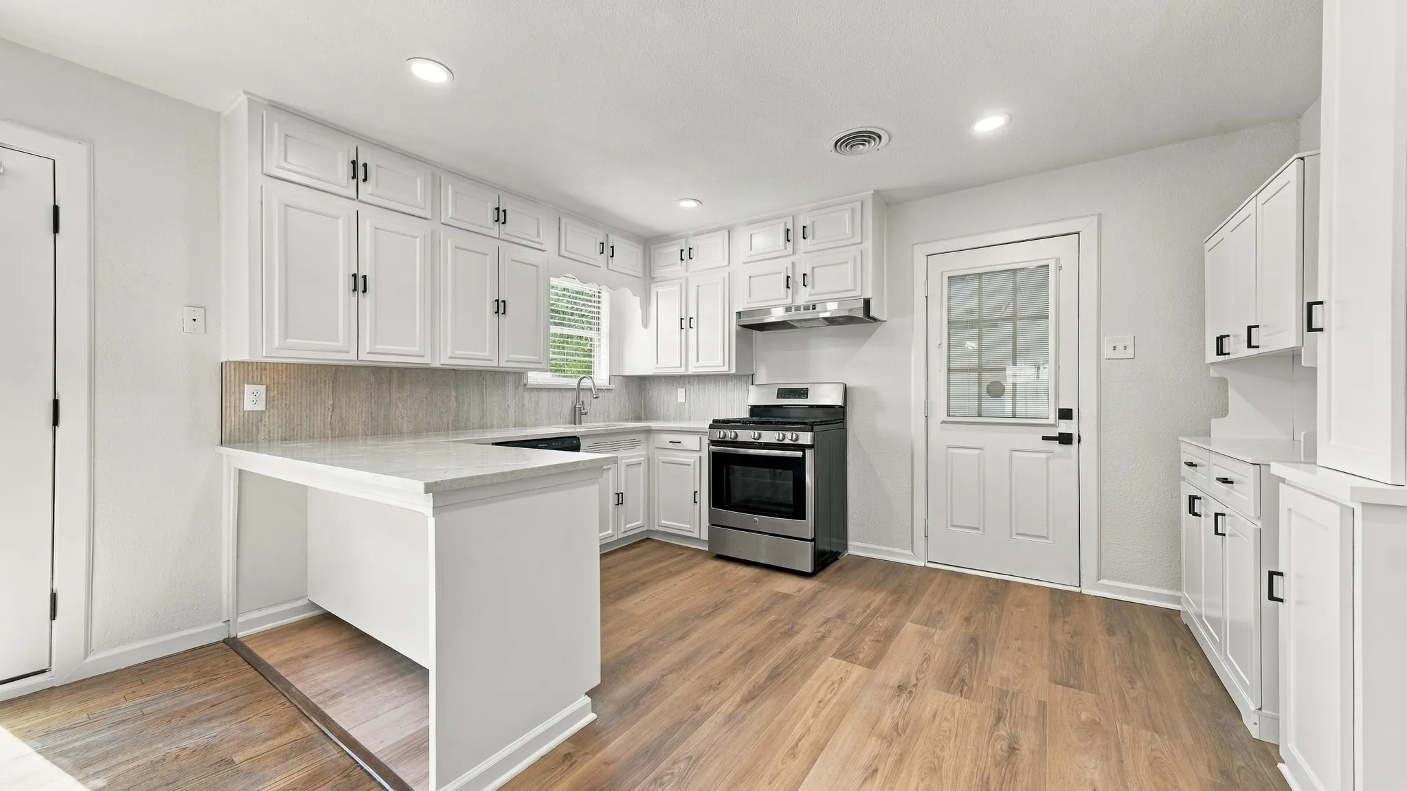 Single Family Residence For Rent in Tarrant County , 5412 Palmer Drive, Haltom City, Texas 76117, 3 Bedroom, 2 Bathroom, 2 Garage spaces, 1,456 Sqft, built in 1957, mls#21396870, Real Estate Agent in Haltom City, Homes For Rent in Tarrant county, Homes For Rent in Haltom City, Realtor in Haltom City Texas, Real Estate Brokerage Independent Realty Texas, Luminita Cordes Realtor