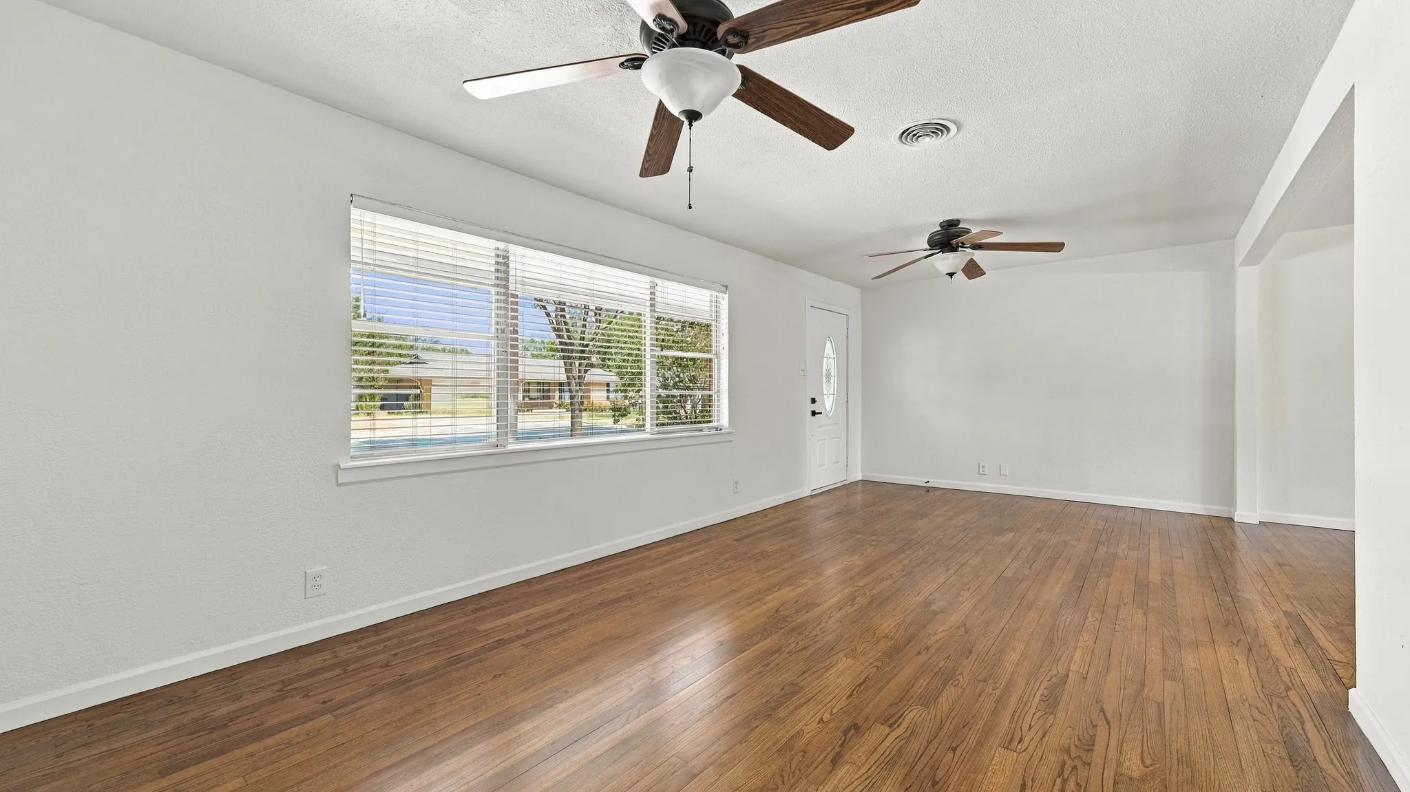 Single Family Residence For Rent in Tarrant County , 5412 Palmer Drive, Haltom City, Texas 76117, 3 Bedroom, 2 Bathroom, 2 Garage spaces, 1,456 Sqft, built in 1957, mls#21396870, Real Estate Agent in Haltom City, Homes For Rent in Tarrant county, Homes For Rent in Haltom City, Realtor in Haltom City Texas, Real Estate Brokerage Independent Realty Texas, Luminita Cordes Realtor
