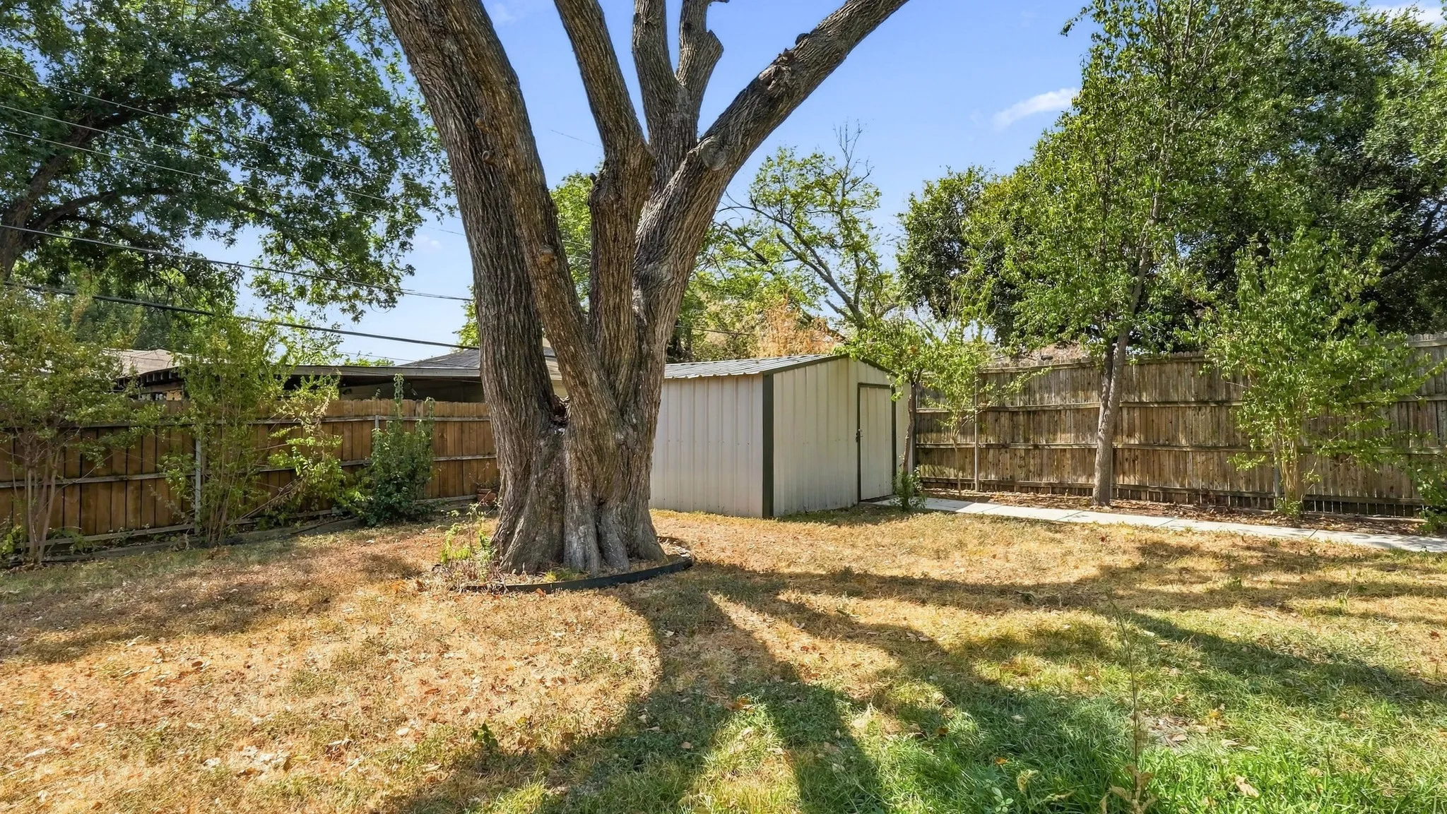 Single Family Residence For Rent in Tarrant County , 5412 Palmer Drive, Haltom City, Texas 76117, 3 Bedroom, 2 Bathroom, 2 Garage spaces, 1,456 Sqft, built in 1957, mls#21396870, Real Estate Agent in Haltom City, Homes For Rent in Tarrant county, Homes For Rent in Haltom City, Realtor in Haltom City Texas, Real Estate Brokerage Independent Realty Texas, Luminita Cordes Realtor