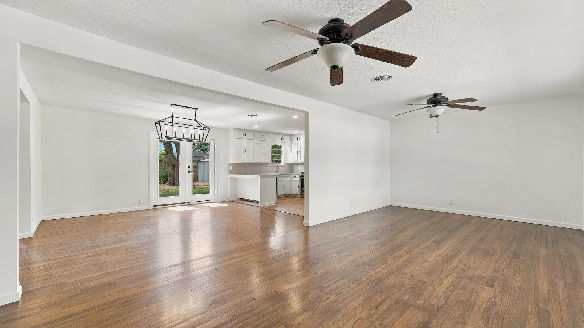 Single Family Residence For Rent in Tarrant County , 5412 Palmer Drive, Haltom City, Texas 76117, 3 Bedroom, 2 Bathroom, 2 Garage spaces, 1,456 Sqft, built in 1957, mls#21396870, Real Estate Agent in Haltom City, Homes For Rent in Tarrant county, Homes For Rent in Haltom City, Realtor in Haltom City Texas, Real Estate Brokerage Independent Realty Texas, Luminita Cordes Realtor