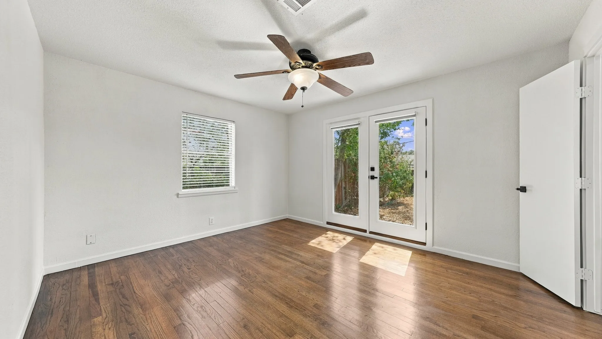 Single Family Residence For Rent in Tarrant County , 5412 Palmer Drive, Haltom City, Texas 76117, 3 Bedroom, 2 Bathroom, 2 Garage spaces, 1,456 Sqft, built in 1957, mls#21396870, Real Estate Agent in Haltom City, Homes For Rent in Tarrant county, Homes For Rent in Haltom City, Realtor in Haltom City Texas, Real Estate Brokerage Independent Realty Texas, Luminita Cordes Realtor