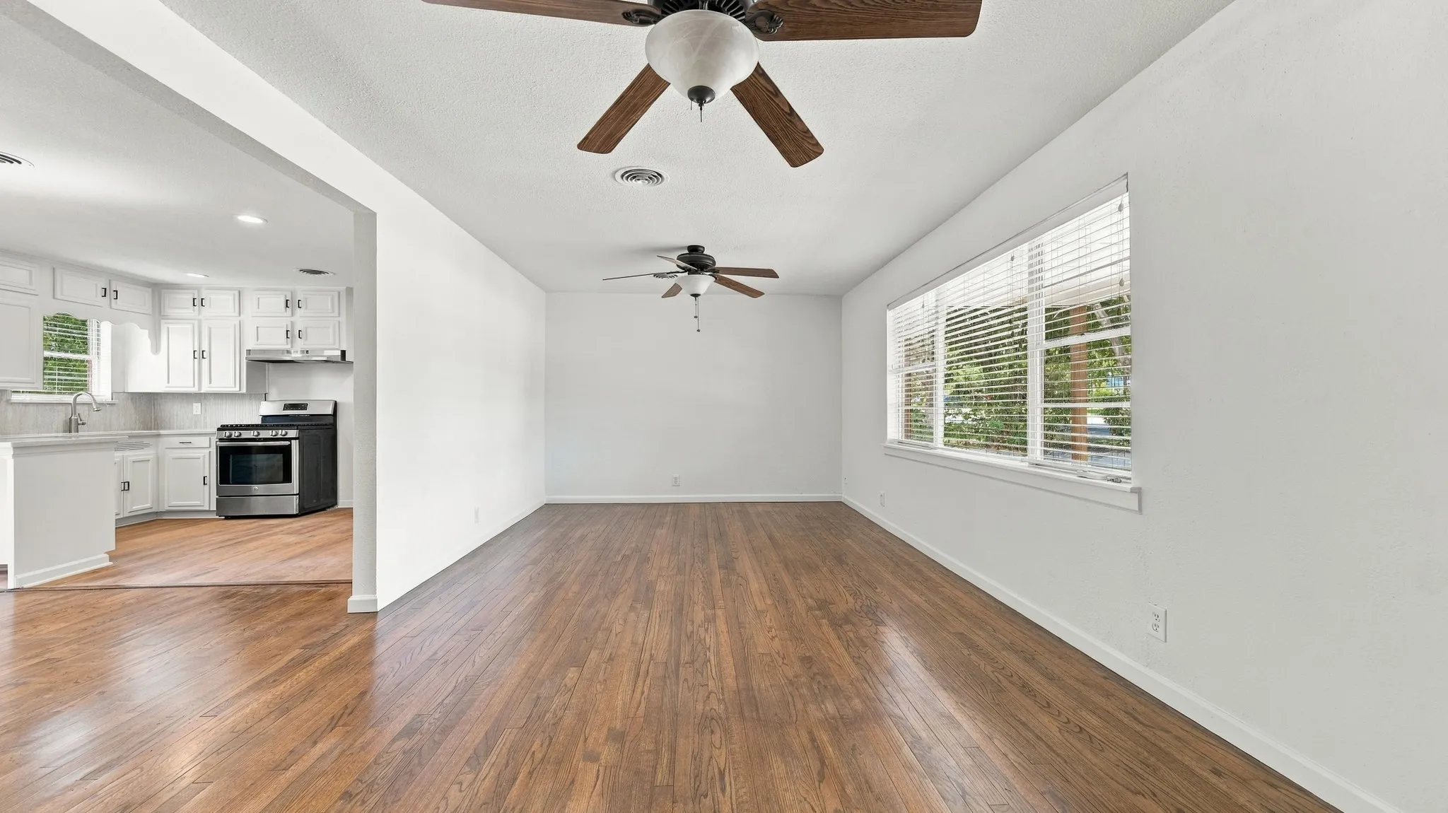 Single Family Residence For Rent in Tarrant County , 5412 Palmer Drive, Haltom City, Texas 76117, 3 Bedroom, 2 Bathroom, 2 Garage spaces, 1,456 Sqft, built in 1957, mls#21396870, Real Estate Agent in Haltom City, Homes For Rent in Tarrant county, Homes For Rent in Haltom City, Realtor in Haltom City Texas, Real Estate Brokerage Independent Realty Texas, Luminita Cordes Realtor