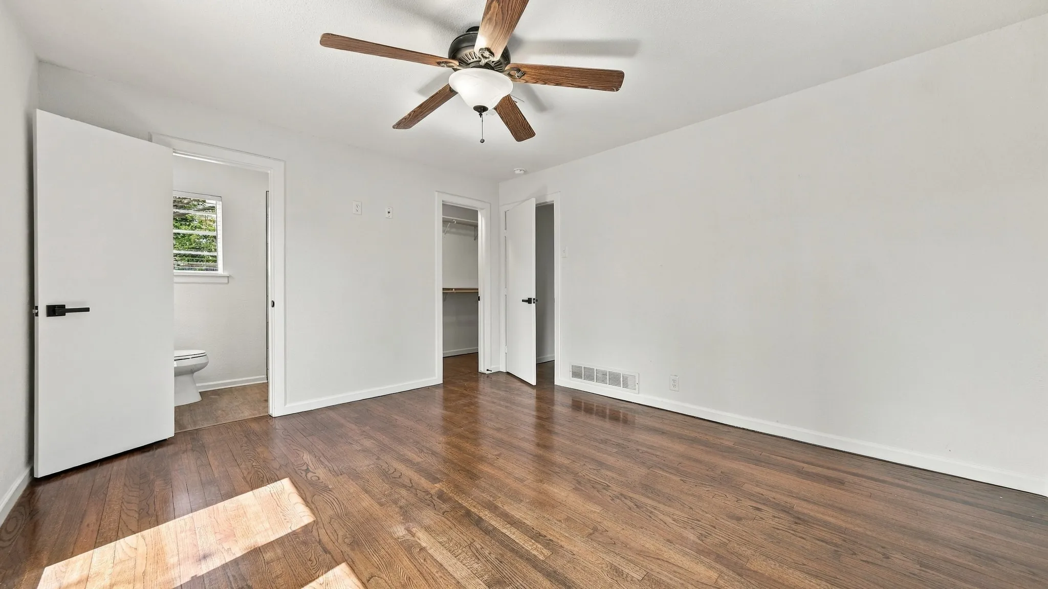 Single Family Residence For Rent in Tarrant County , 5412 Palmer Drive, Haltom City, Texas 76117, 3 Bedroom, 2 Bathroom, 2 Garage spaces, 1,456 Sqft, built in 1957, mls#21396870, Real Estate Agent in Haltom City, Homes For Rent in Tarrant county, Homes For Rent in Haltom City, Realtor in Haltom City Texas, Real Estate Brokerage Independent Realty Texas, Luminita Cordes Realtor