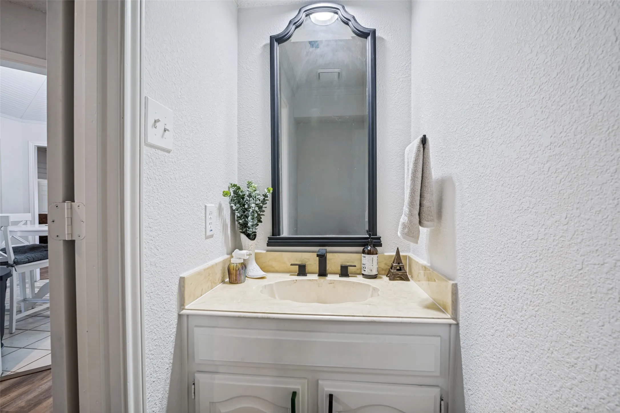 Single Family Residence For Sale in Dallas County , 2501 Radcliffe Drive, Rowlett, Texas 75088, 3 Bedroom, 3 Bathroom, 2 Garage spaces, 2,310 Sqft, built in 1985, mls#21396950, Real Estate Agent in Rowlett, Homes For Sale in Dallas county, Homes For Sale in Rowlett, Realtor in Rowlett Texas, Real Estate Brokerage Independent Realty Texas, Luminita Cordes Realtor