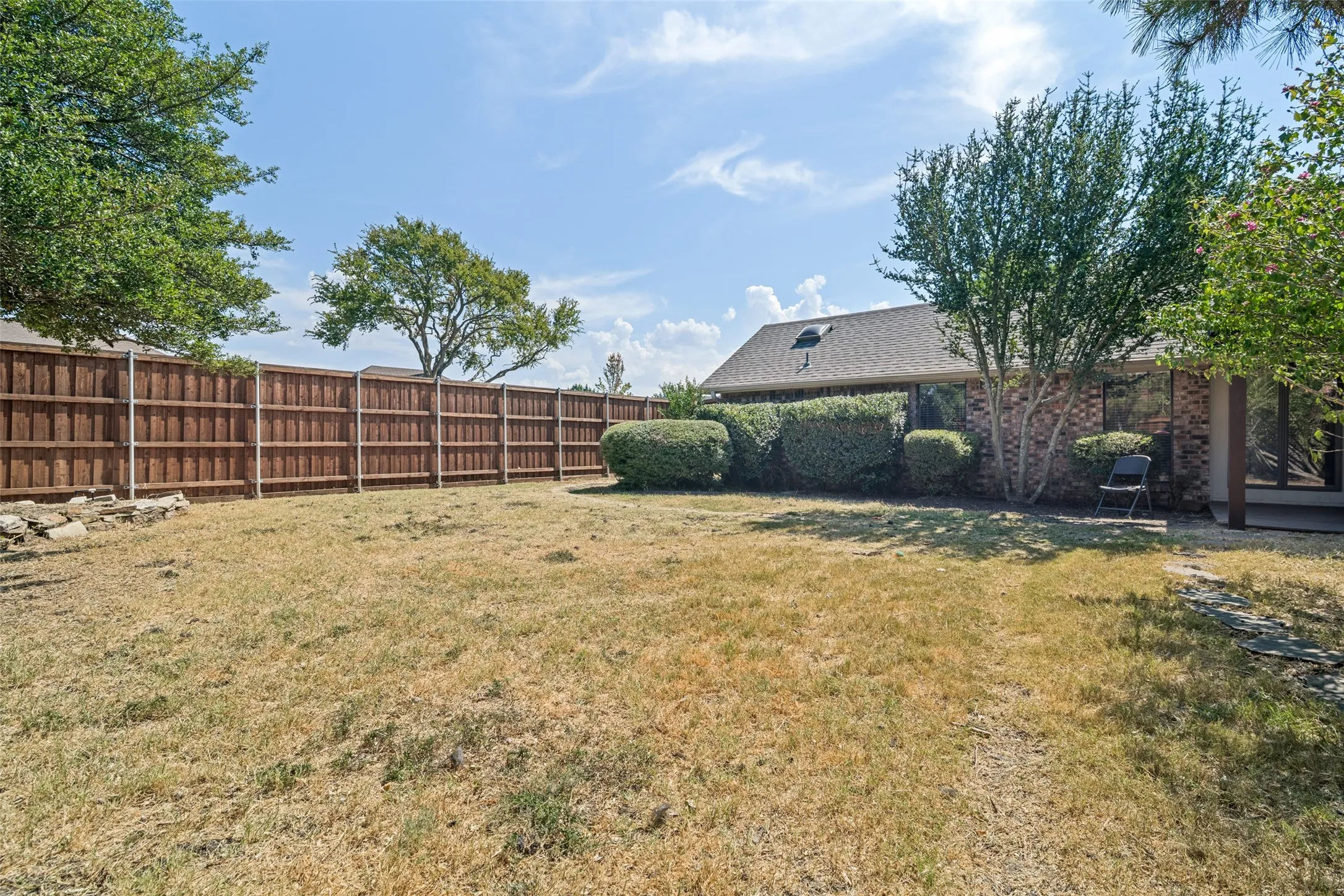 Single Family Residence For Sale in Dallas County , 2501 Radcliffe Drive, Rowlett, Texas 75088, 3 Bedroom, 3 Bathroom, 2 Garage spaces, 2,310 Sqft, built in 1985, mls#21396950, Real Estate Agent in Rowlett, Homes For Sale in Dallas county, Homes For Sale in Rowlett, Realtor in Rowlett Texas, Real Estate Brokerage Independent Realty Texas, Luminita Cordes Realtor