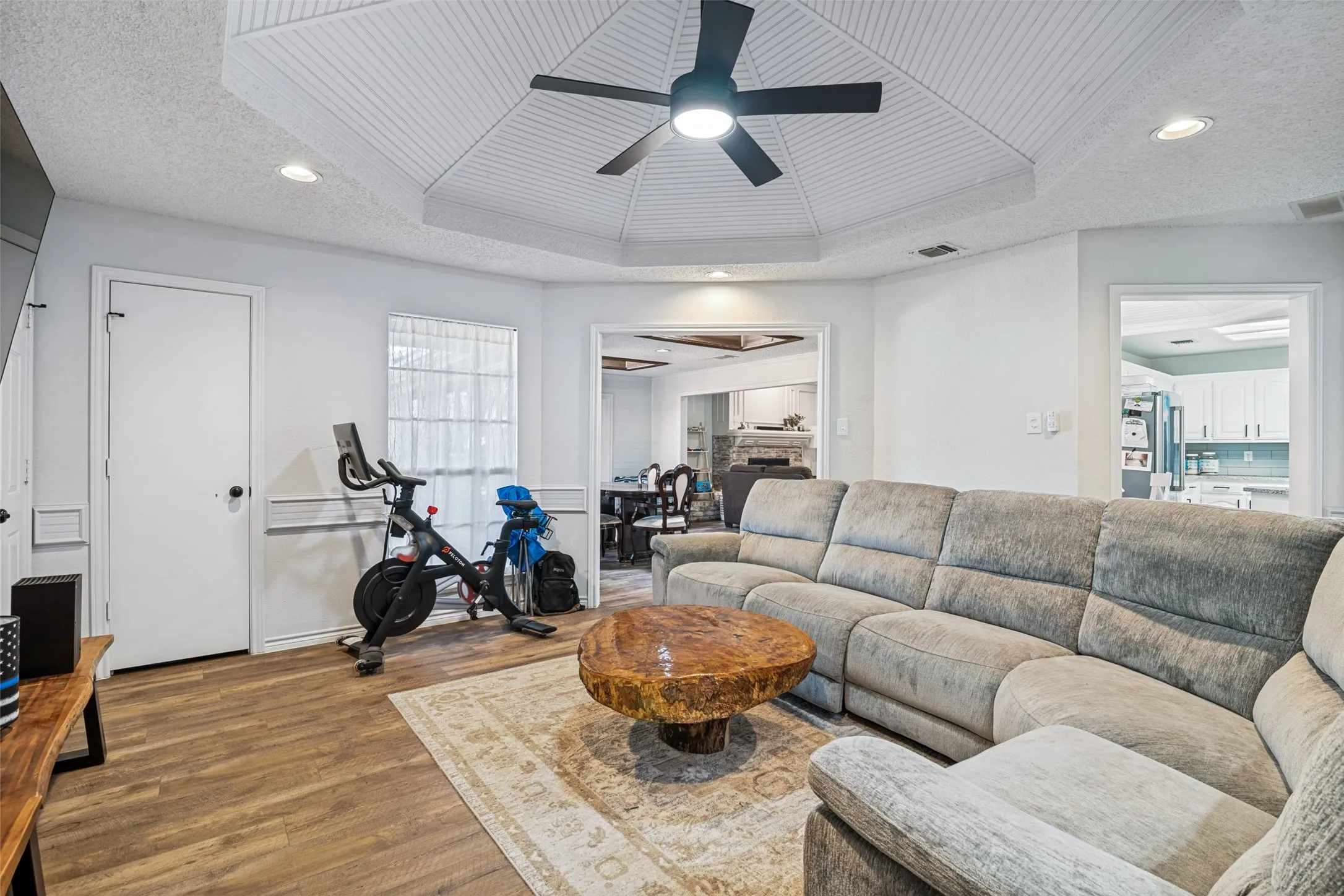 Single Family Residence For Sale in Dallas County , 2501 Radcliffe Drive, Rowlett, Texas 75088, 3 Bedroom, 3 Bathroom, 2 Garage spaces, 2,310 Sqft, built in 1985, mls#21396950, Real Estate Agent in Rowlett, Homes For Sale in Dallas county, Homes For Sale in Rowlett, Realtor in Rowlett Texas, Real Estate Brokerage Independent Realty Texas, Luminita Cordes Realtor