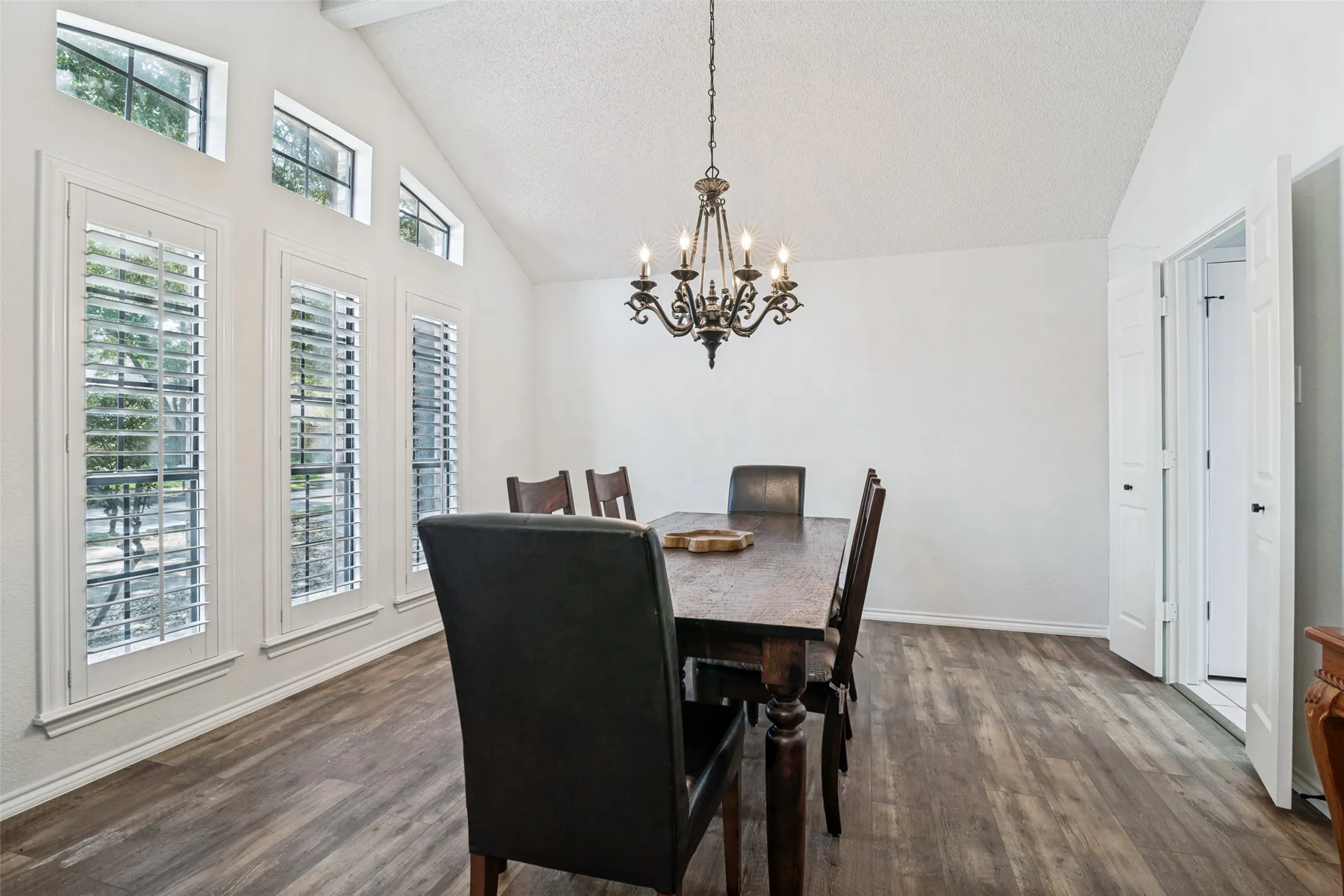 Single Family Residence For Sale in Dallas County , 2501 Radcliffe Drive, Rowlett, Texas 75088, 3 Bedroom, 3 Bathroom, 2 Garage spaces, 2,310 Sqft, built in 1985, mls#21396950, Real Estate Agent in Rowlett, Homes For Sale in Dallas county, Homes For Sale in Rowlett, Realtor in Rowlett Texas, Real Estate Brokerage Independent Realty Texas, Luminita Cordes Realtor