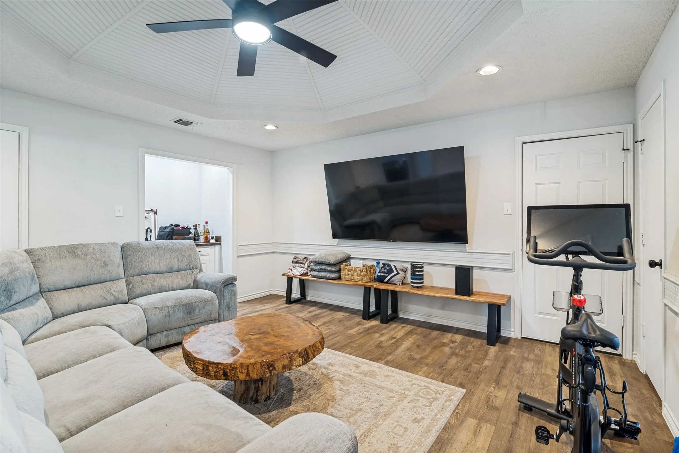 Single Family Residence For Sale in Dallas County , 2501 Radcliffe Drive, Rowlett, Texas 75088, 3 Bedroom, 3 Bathroom, 2 Garage spaces, 2,310 Sqft, built in 1985, mls#21396950, Real Estate Agent in Rowlett, Homes For Sale in Dallas county, Homes For Sale in Rowlett, Realtor in Rowlett Texas, Real Estate Brokerage Independent Realty Texas, Luminita Cordes Realtor