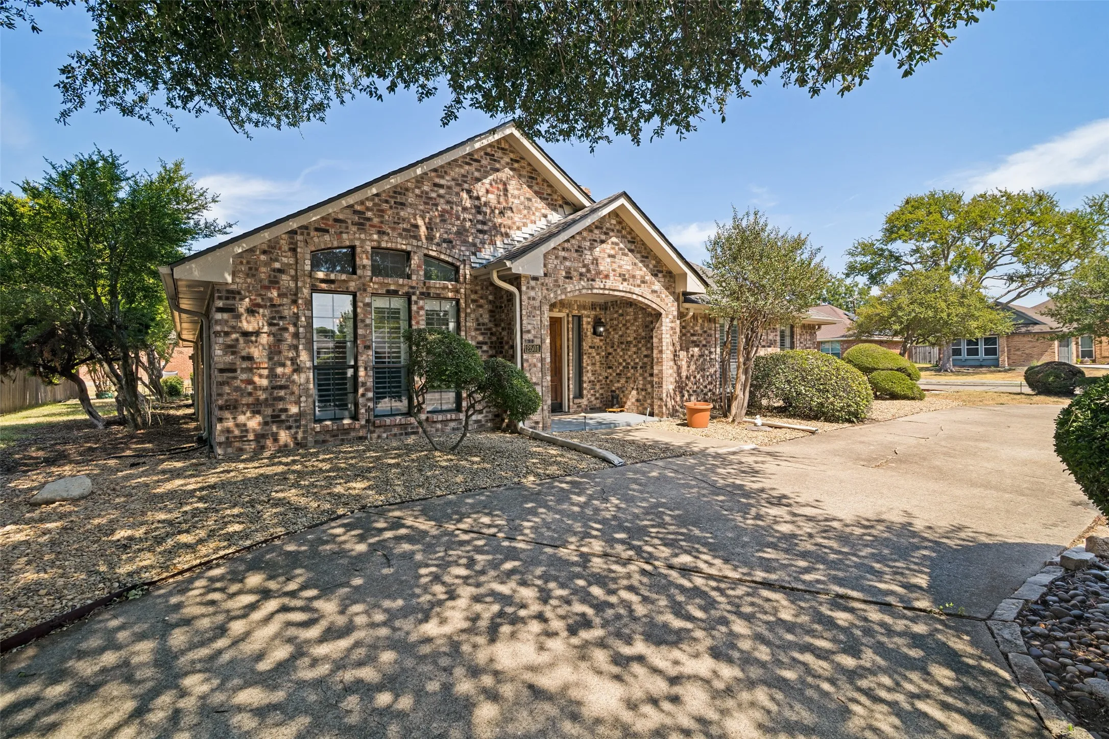 Single Family Residence For Sale in Dallas County , 2501 Radcliffe Drive, Rowlett, Texas 75088, 3 Bedroom, 3 Bathroom, 2 Garage spaces, 2,310 Sqft, built in 1985, mls#21396950, Real Estate Agent in Rowlett, Homes For Sale in Dallas county, Homes For Sale in Rowlett, Realtor in Rowlett Texas, Real Estate Brokerage Independent Realty Texas, Luminita Cordes Realtor