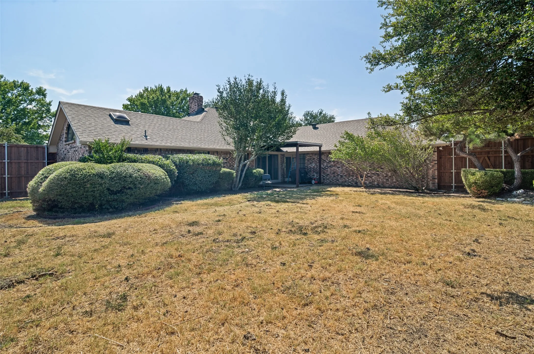 Single Family Residence For Sale in Dallas County , 2501 Radcliffe Drive, Rowlett, Texas 75088, 3 Bedroom, 3 Bathroom, 2 Garage spaces, 2,310 Sqft, built in 1985, mls#21396950, Real Estate Agent in Rowlett, Homes For Sale in Dallas county, Homes For Sale in Rowlett, Realtor in Rowlett Texas, Real Estate Brokerage Independent Realty Texas, Luminita Cordes Realtor