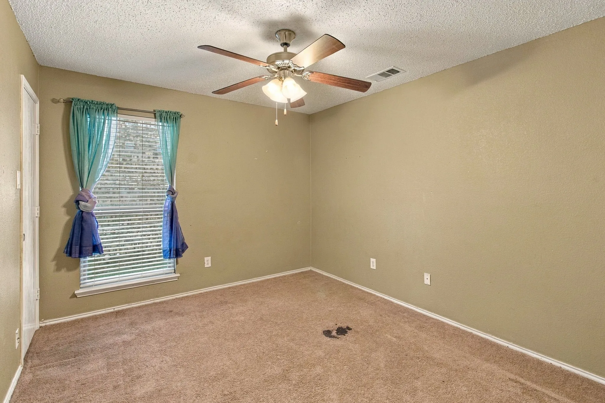 Single Family Residence For Sale in Dallas County , 752 Eldorado Drive, De Soto, Texas 75115, 4 Bedroom, 2 Bathroom, 2 Garage spaces, 2,175 Sqft, built in 2002, mls#21396919, Real Estate Agent in De Soto, Homes For Sale in Dallas county, Homes For Sale in De Soto, Realtor in De Soto Texas, Real Estate Brokerage Independent Realty Texas, Luminita Cordes Realtor