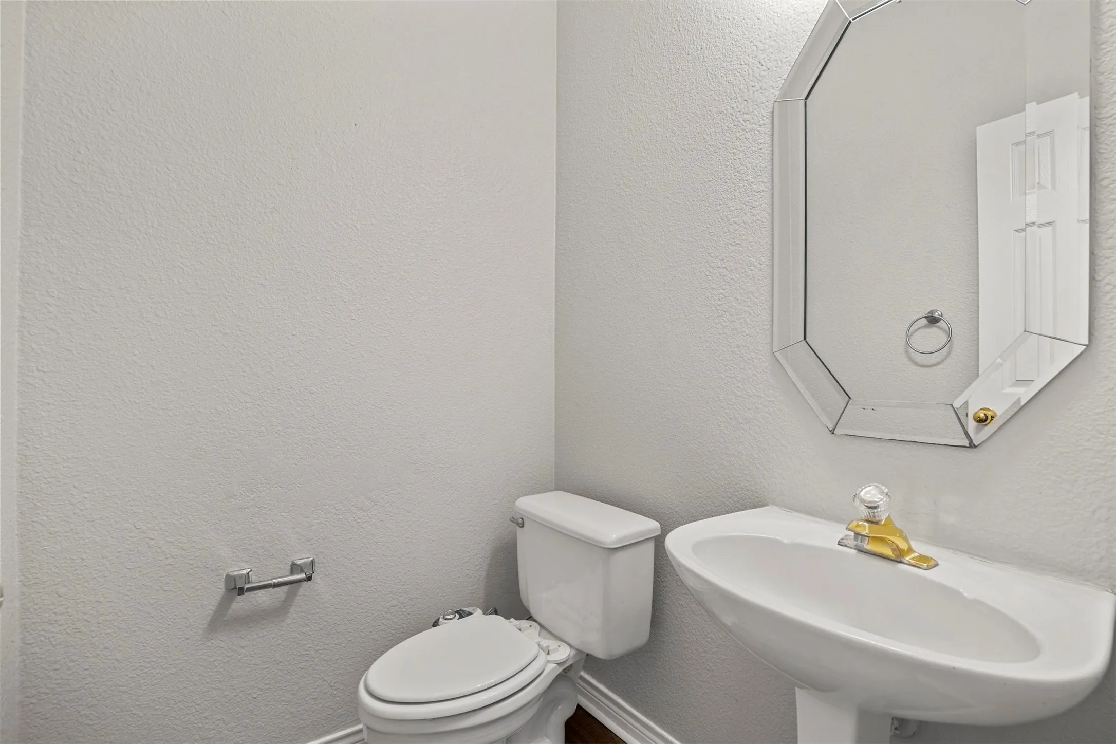 Single Family Residence For Rent in Tarrant County , 204 Arbor Creek Drive, Euless, Texas 76039, 3 Bedroom, 3 Bathroom, 2 Garage spaces, 2,288 Sqft, built in 1996, mls#21393518, Real Estate Agent in Euless, Homes For Rent in Tarrant county, Homes For Rent in Euless, Realtor in Euless Texas, Real Estate Brokerage Independent Realty Texas, Luminita Cordes Realtor