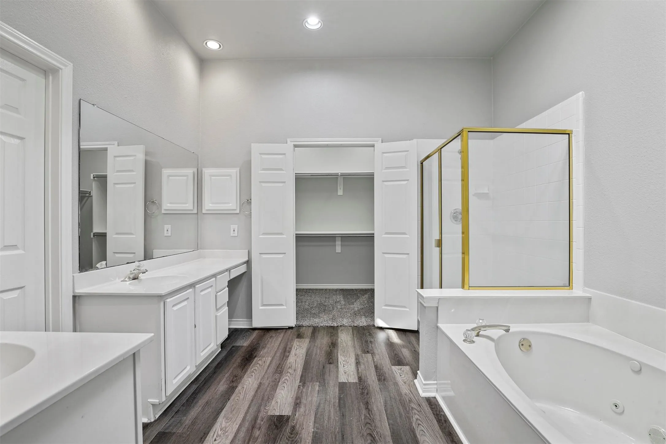 Single Family Residence For Rent in Tarrant County , 204 Arbor Creek Drive, Euless, Texas 76039, 3 Bedroom, 3 Bathroom, 2 Garage spaces, 2,288 Sqft, built in 1996, mls#21393518, Real Estate Agent in Euless, Homes For Rent in Tarrant county, Homes For Rent in Euless, Realtor in Euless Texas, Real Estate Brokerage Independent Realty Texas, Luminita Cordes Realtor