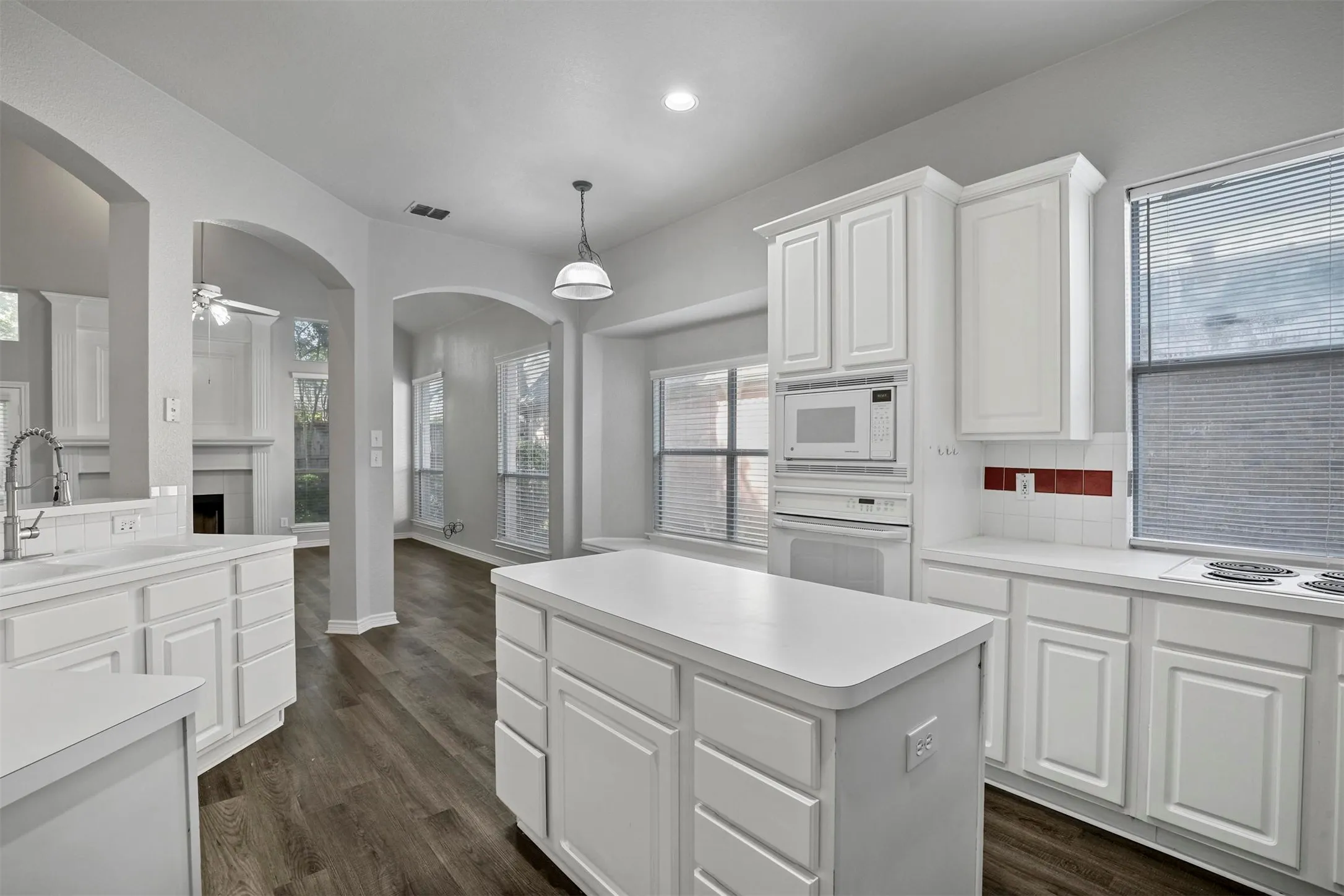 Single Family Residence For Rent in Tarrant County , 204 Arbor Creek Drive, Euless, Texas 76039, 3 Bedroom, 3 Bathroom, 2 Garage spaces, 2,288 Sqft, built in 1996, mls#21393518, Real Estate Agent in Euless, Homes For Rent in Tarrant county, Homes For Rent in Euless, Realtor in Euless Texas, Real Estate Brokerage Independent Realty Texas, Luminita Cordes Realtor