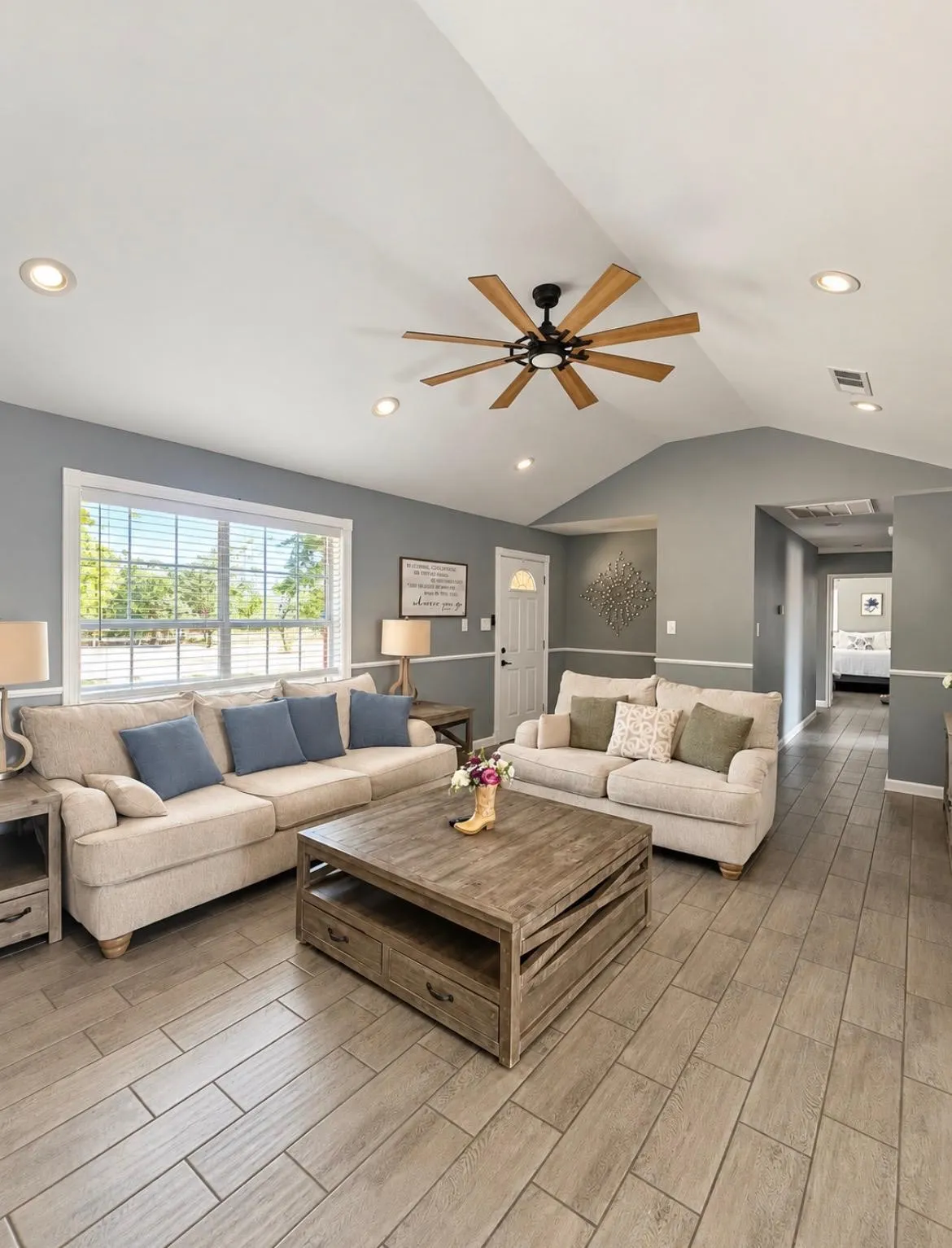 Vaulted ceiling with recessed lighting and a ceiling fan