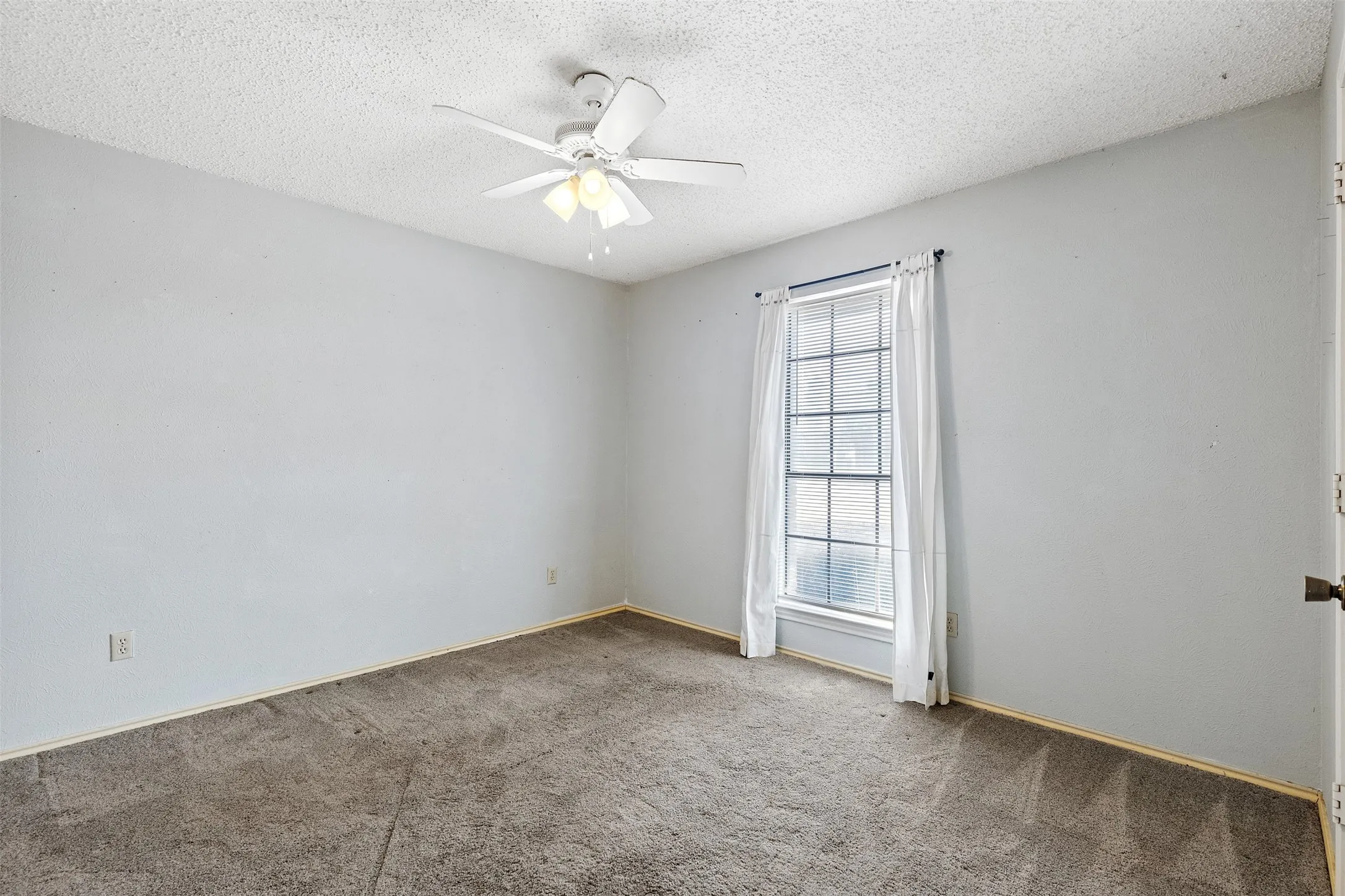 Single Family Residence For Sale in Collin County , 703 Spring Brook Drive, Allen, Texas 75002, 4 Bedroom, 3 Bathroom, 2 Garage spaces, 2,527 Sqft, built in 1981, mls#21395266, Real Estate Agent in Allen, Homes For Sale in Collin county, Homes For Sale in Allen, Realtor in Allen Texas, Real Estate Brokerage Independent Realty Texas, Luminita Cordes Realtor