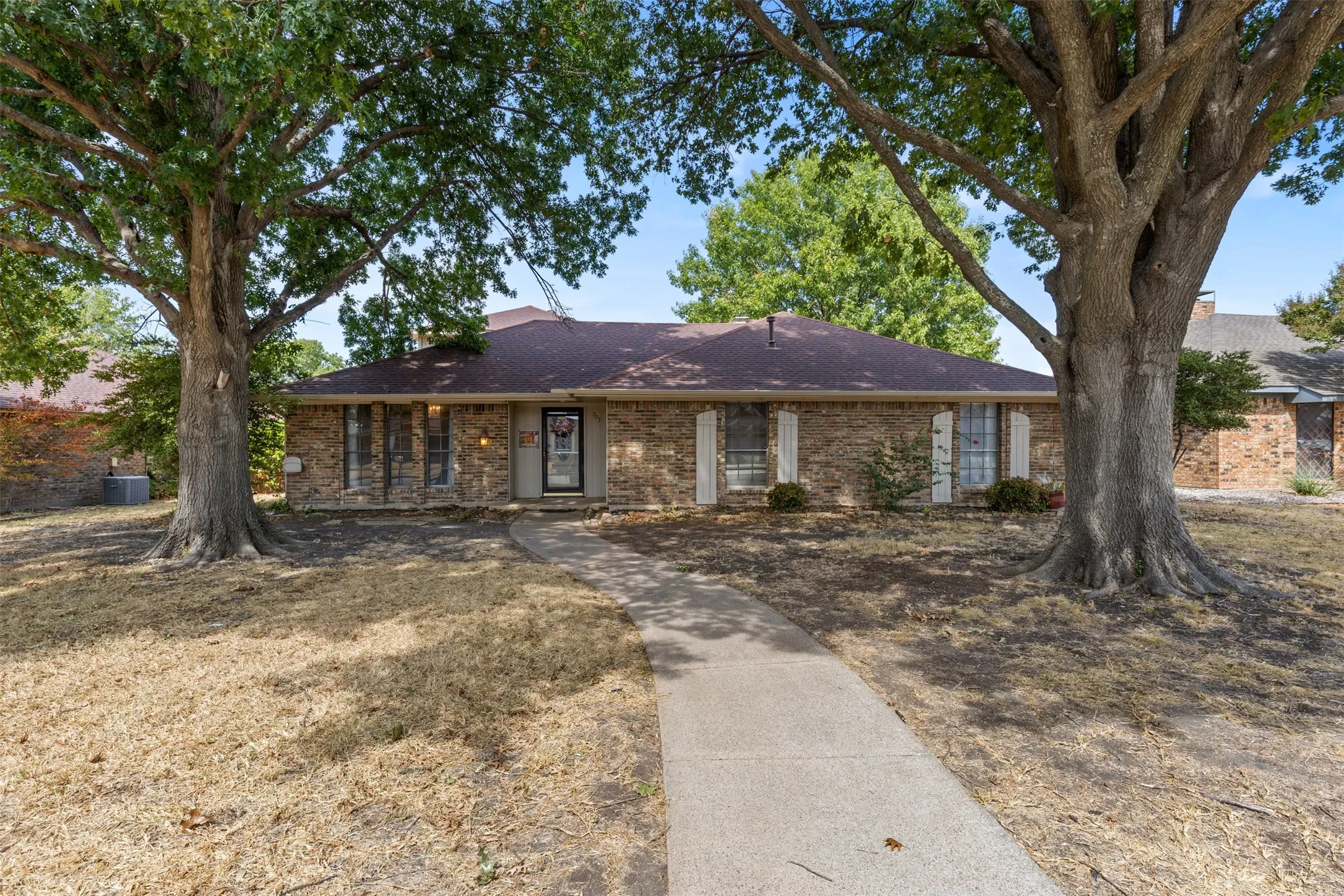 Single Family Residence For Sale in Collin County , 703 Spring Brook Drive, Allen, Texas 75002, 4 Bedroom, 3 Bathroom, 2 Garage spaces, 2,527 Sqft, built in 1981, mls#21395266, Real Estate Agent in Allen, Homes For Sale in Collin county, Homes For Sale in Allen, Realtor in Allen Texas, Real Estate Brokerage Independent Realty Texas, Luminita Cordes Realtor