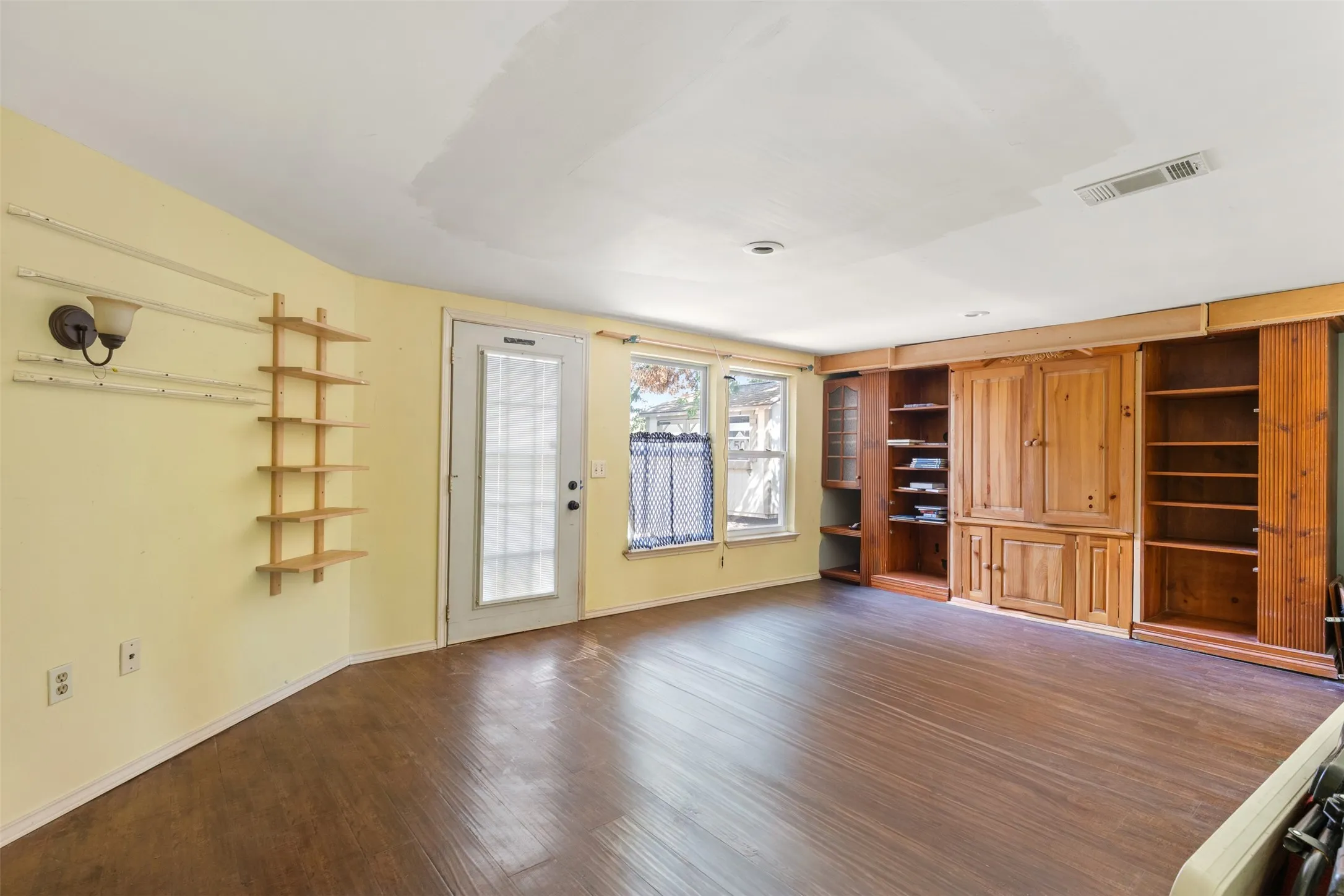 Single Family Residence For Sale in Collin County , 703 Spring Brook Drive, Allen, Texas 75002, 4 Bedroom, 3 Bathroom, 2 Garage spaces, 2,527 Sqft, built in 1981, mls#21395266, Real Estate Agent in Allen, Homes For Sale in Collin county, Homes For Sale in Allen, Realtor in Allen Texas, Real Estate Brokerage Independent Realty Texas, Luminita Cordes Realtor