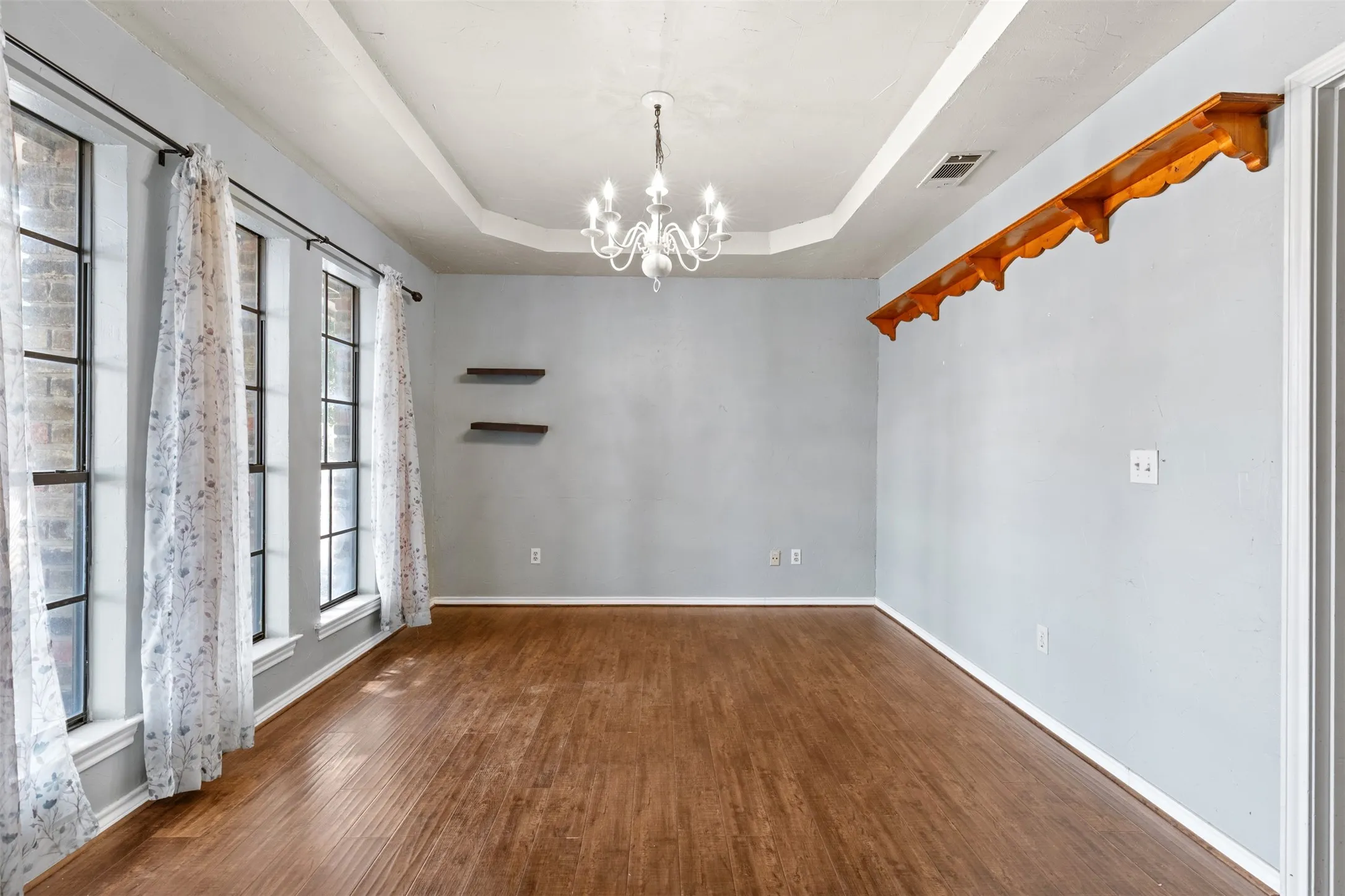 Single Family Residence For Sale in Collin County , 703 Spring Brook Drive, Allen, Texas 75002, 4 Bedroom, 3 Bathroom, 2 Garage spaces, 2,527 Sqft, built in 1981, mls#21395266, Real Estate Agent in Allen, Homes For Sale in Collin county, Homes For Sale in Allen, Realtor in Allen Texas, Real Estate Brokerage Independent Realty Texas, Luminita Cordes Realtor